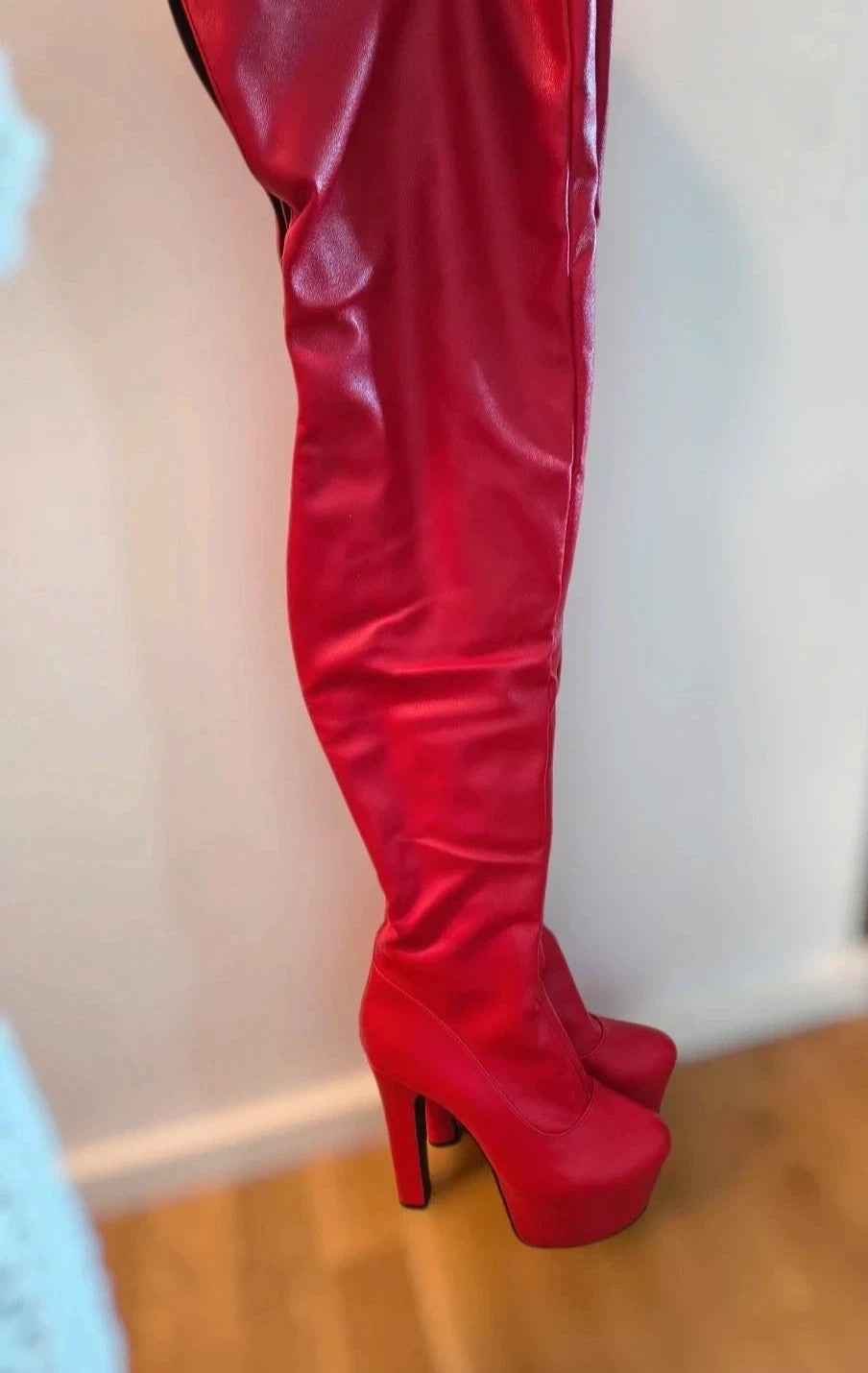 High Heels red overknee boots with high block heels and synthetic material.