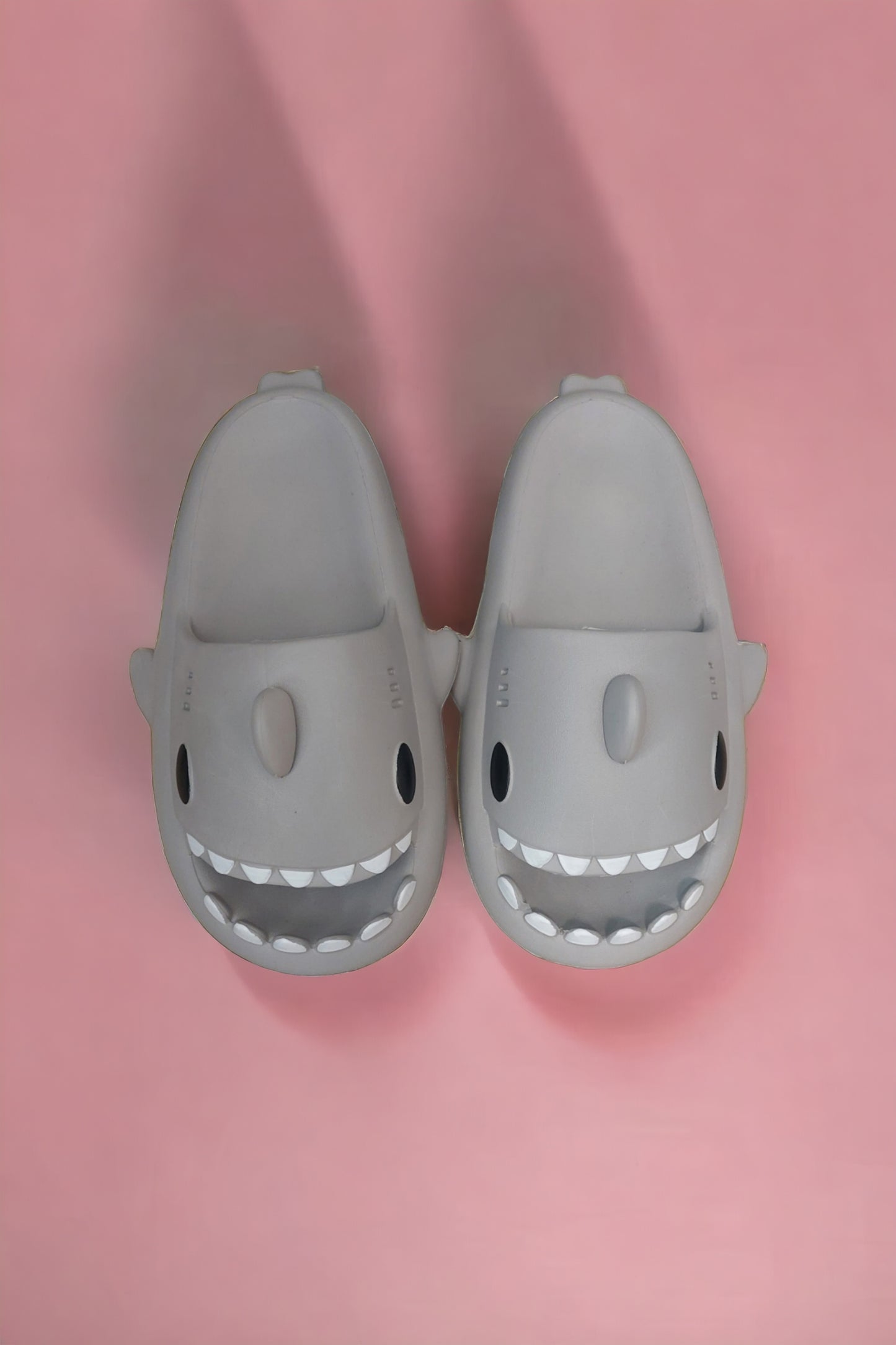Haifisch-Slipper Hausschuhe Badelatschen Grau Oversized 38