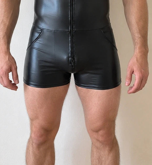 Herren black wetlook overall with front zipper and sleeveless design.