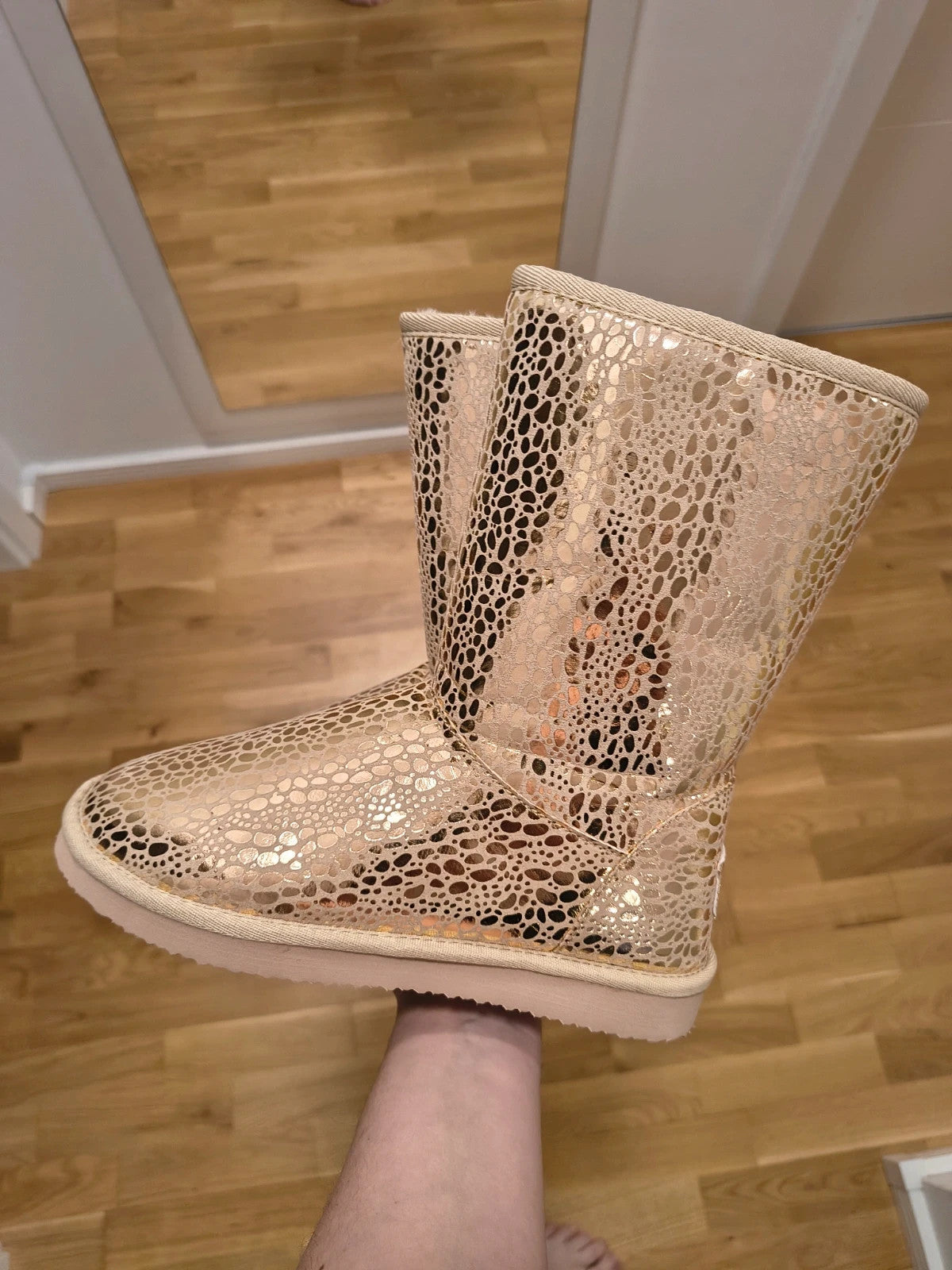 GEF gold winter boots with shiny pattern, faux fur lining, flat sole.