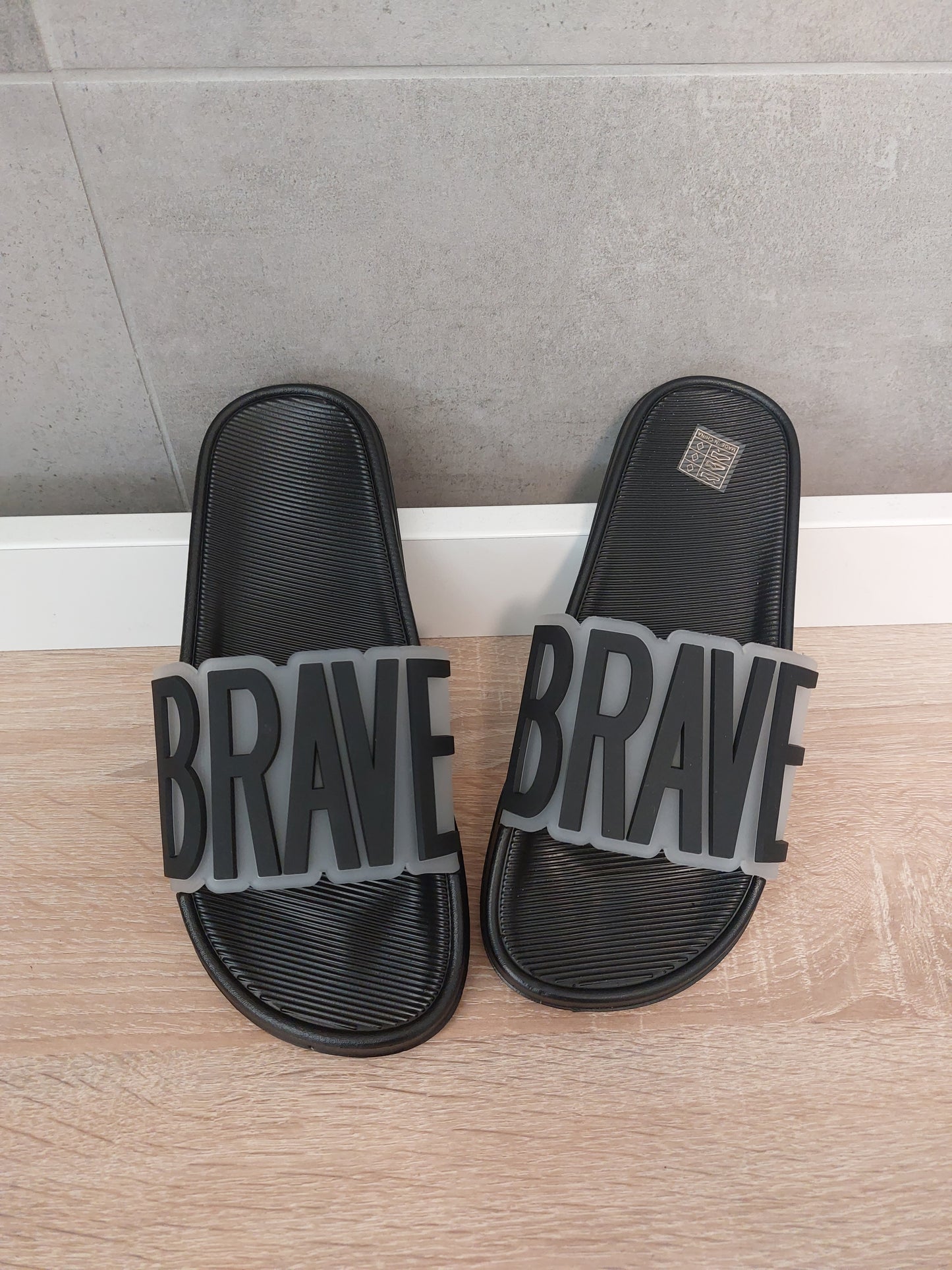 Slipper Pantoletten Brave Schriftzug