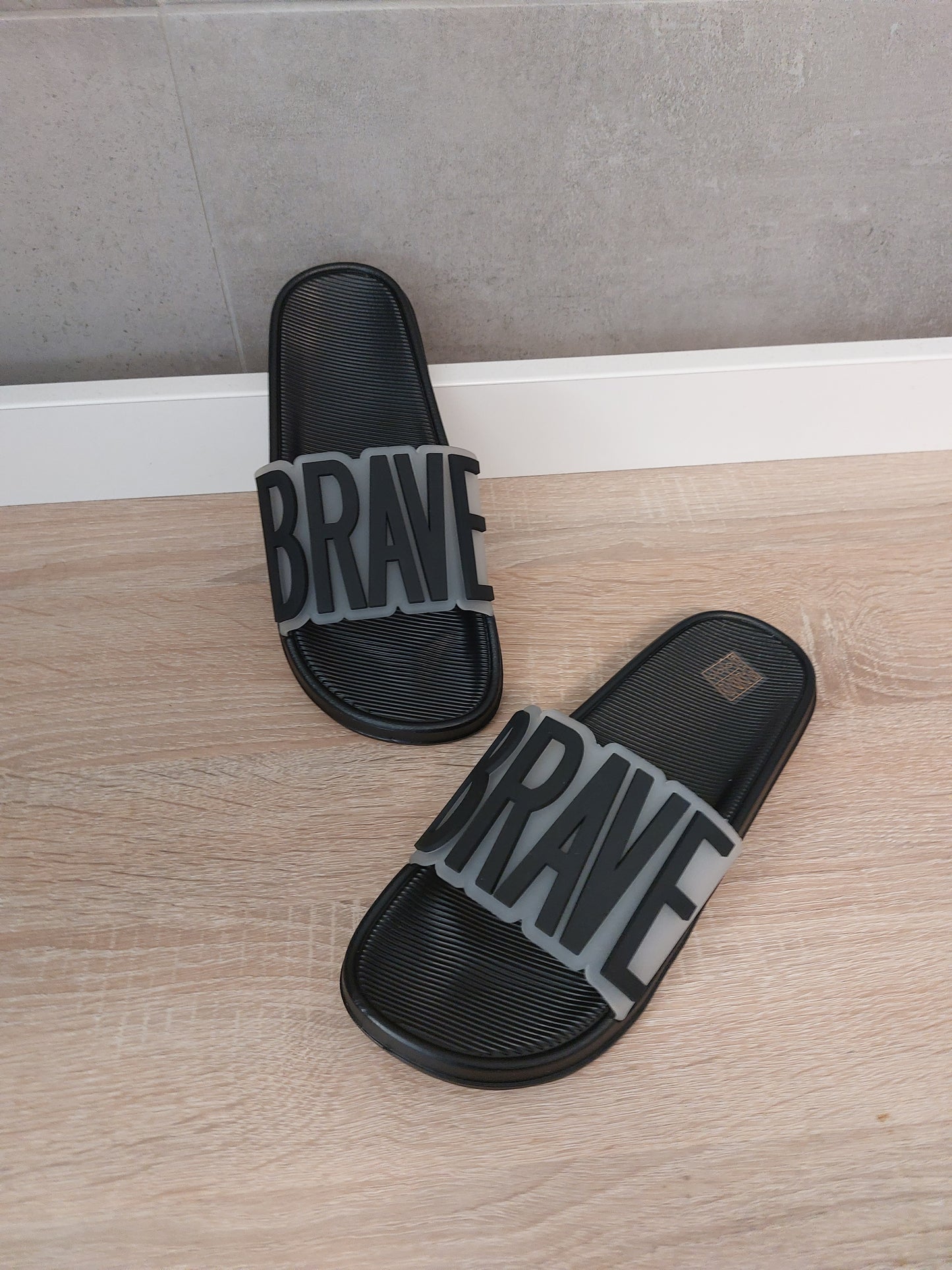 Slipper Pantoletten Brave Schriftzug