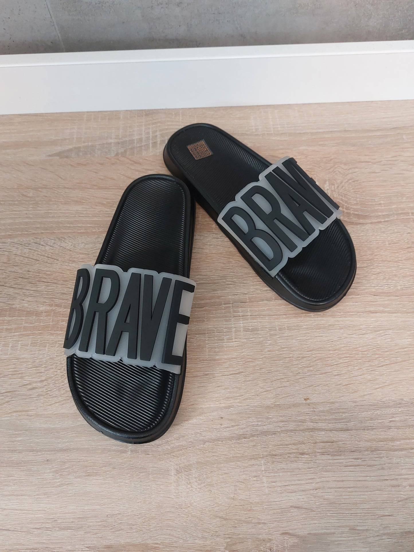 Slipper Pantoletten Brave Schriftzug