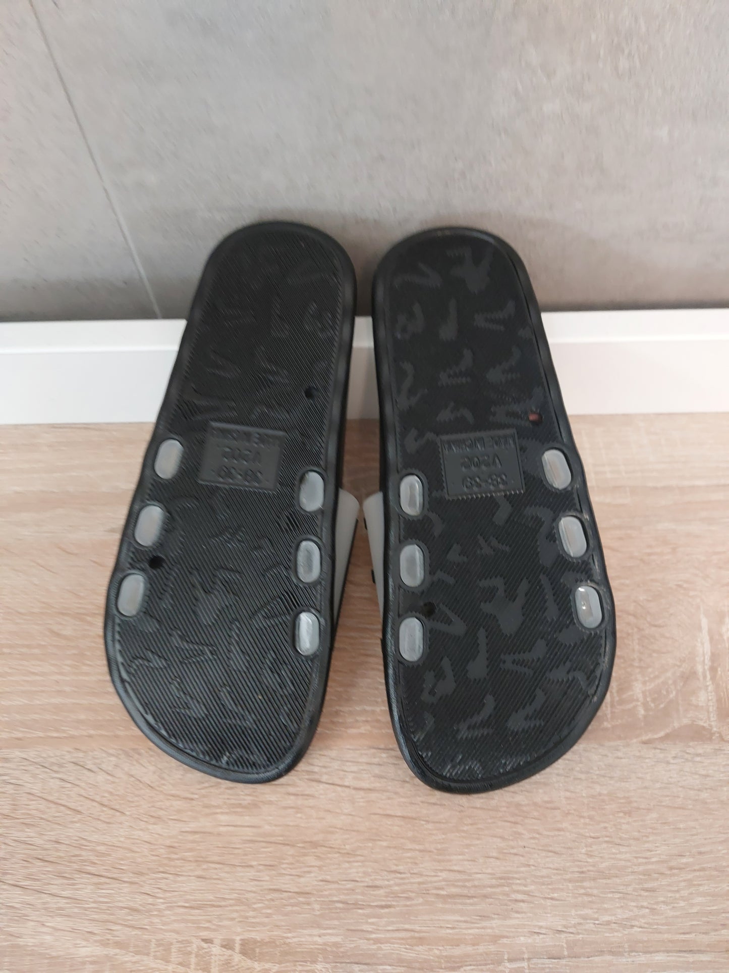 Slipper Pantoletten Brave Schriftzug