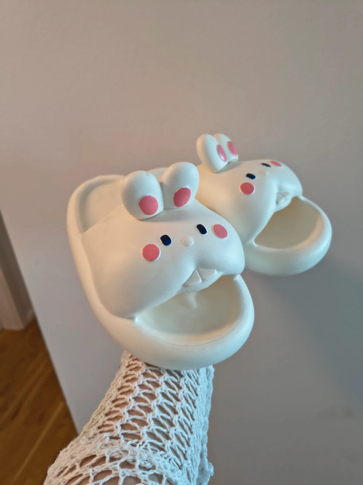 Hasen-Optik cream slides synthetic material with textured design and logo detail.