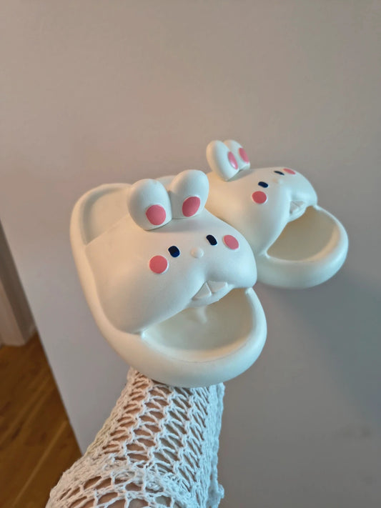 Hasen-Optik cream slides synthetic material with textured design and logo detail.