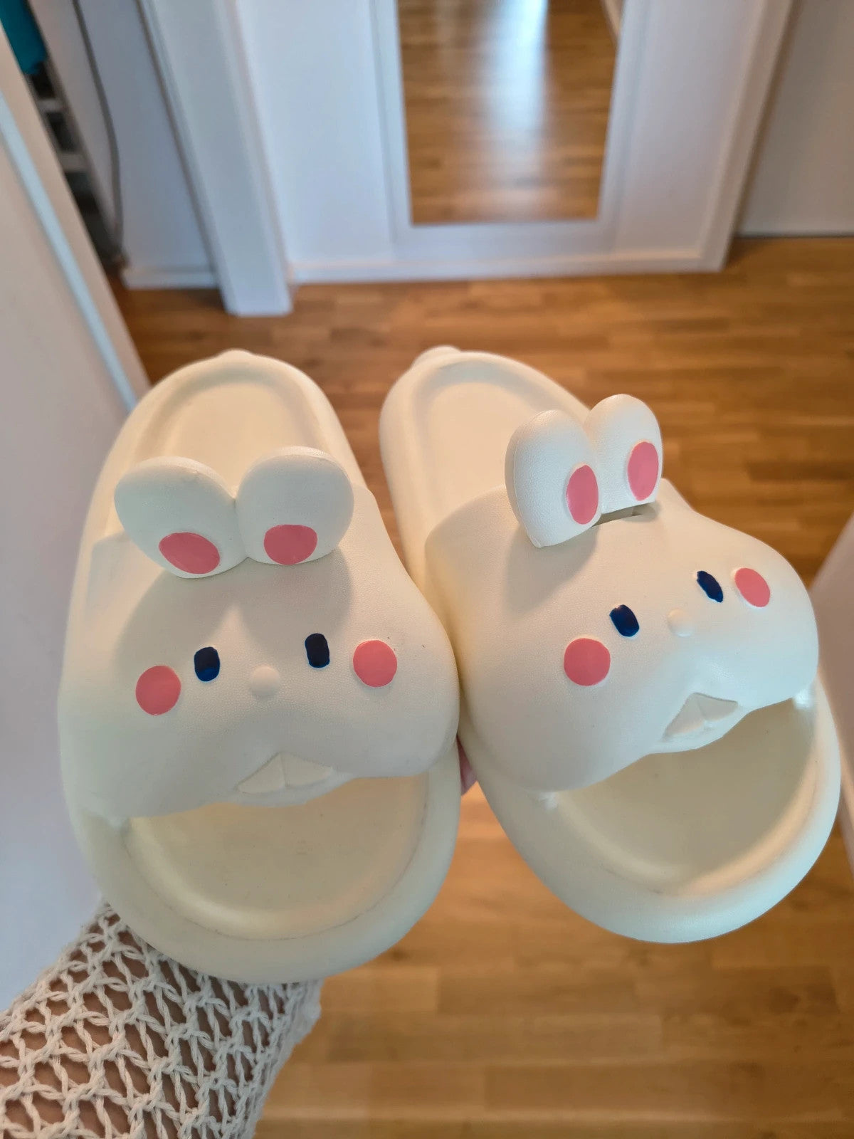 Hasen-Optik cream slides synthetic material with textured design and logo detail.
