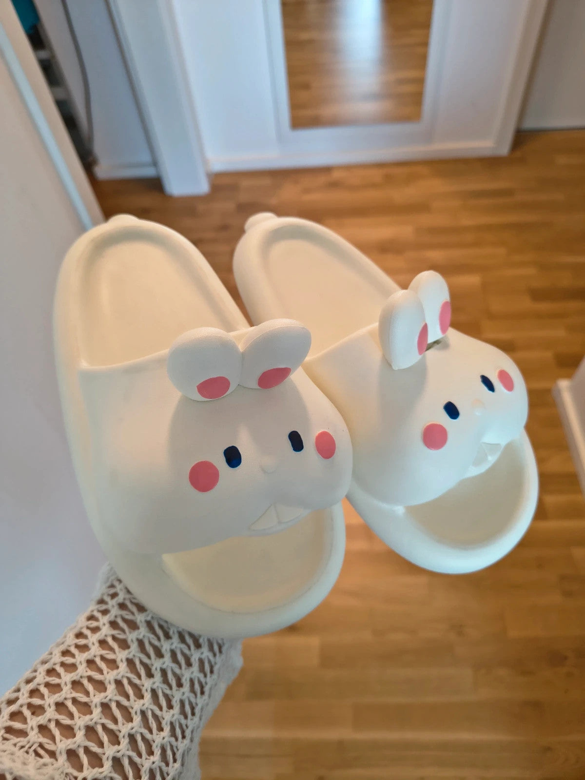 Hasen-Optik cream slides synthetic material with textured design and logo detail.