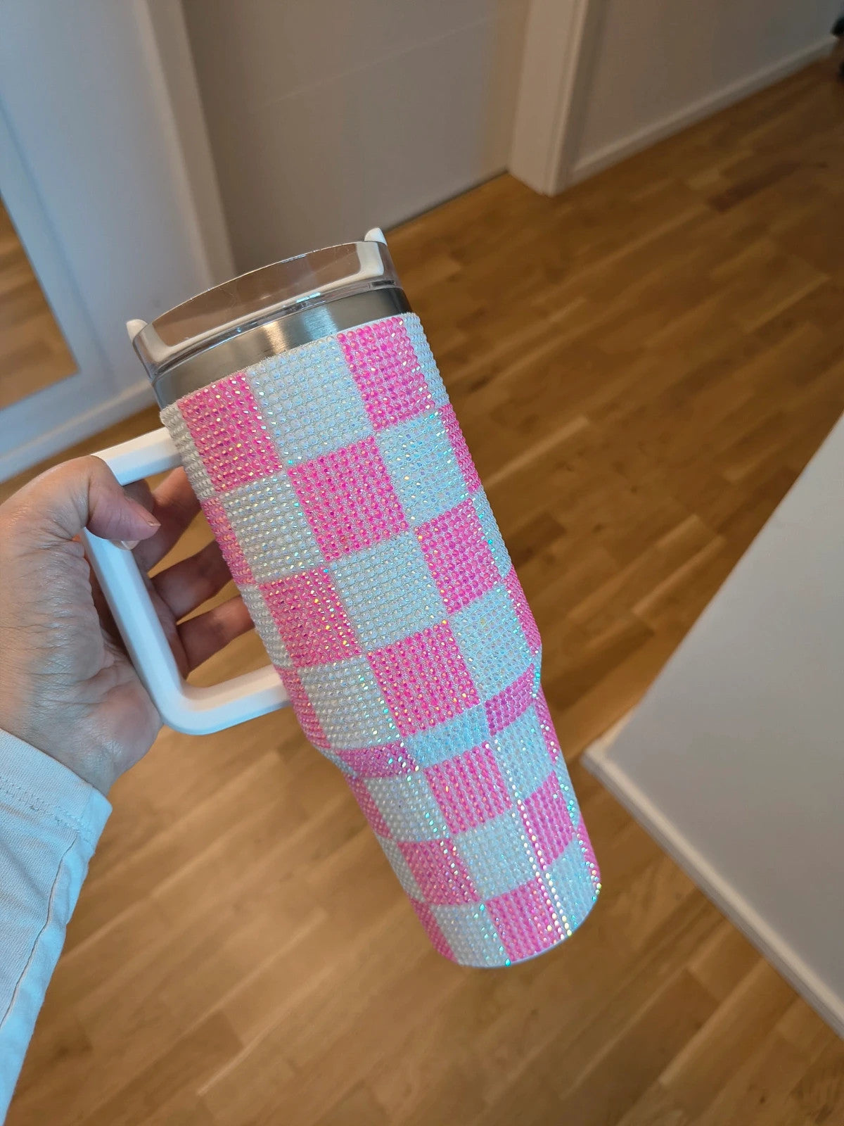 Grosser Isolierbecher pink and white stainless steel thermos with glitter finish.