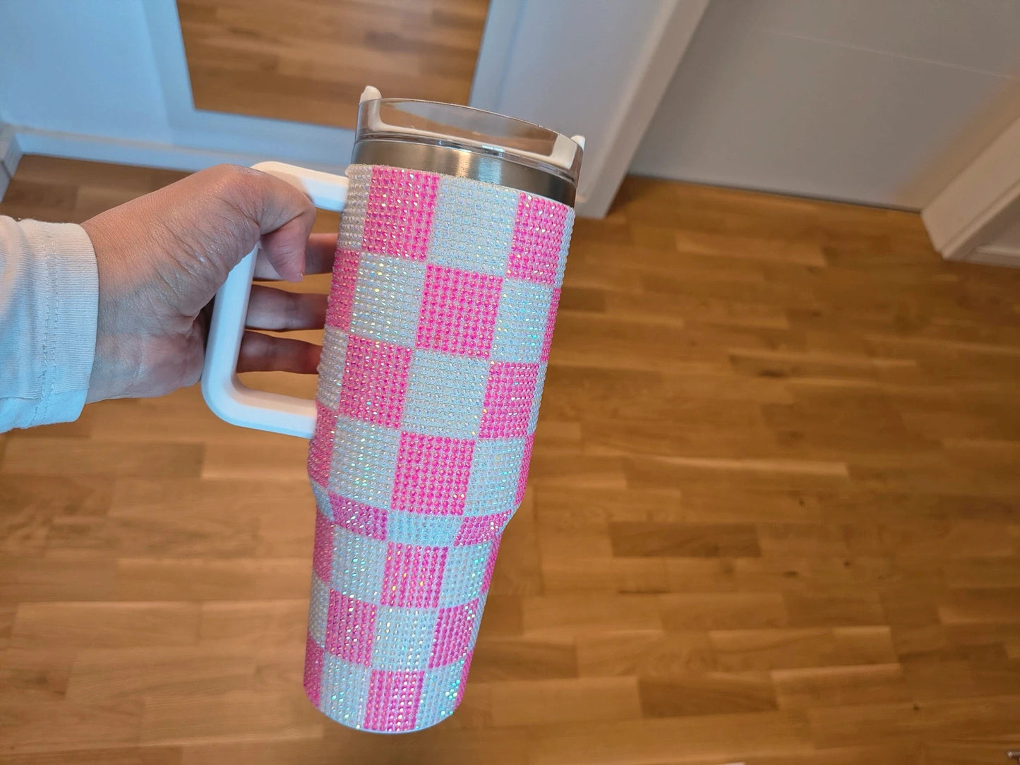 Grosser Isolierbecher pink and white stainless steel thermos with glitter finish.
