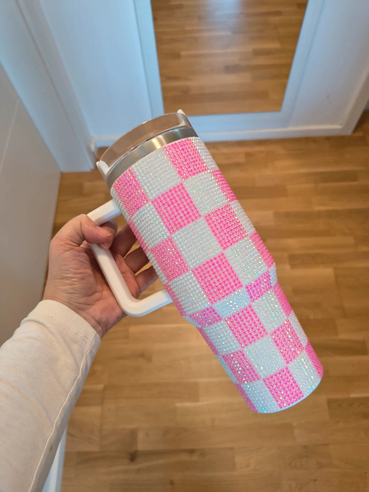Grosser Isolierbecher pink and white stainless steel thermos with glitter finish.