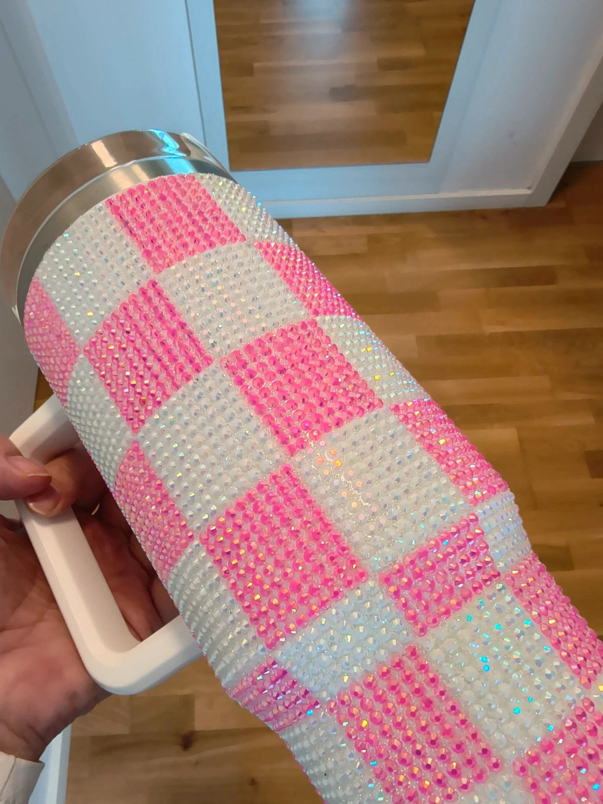 Grosser Isolierbecher pink and white stainless steel thermos with glitter finish.