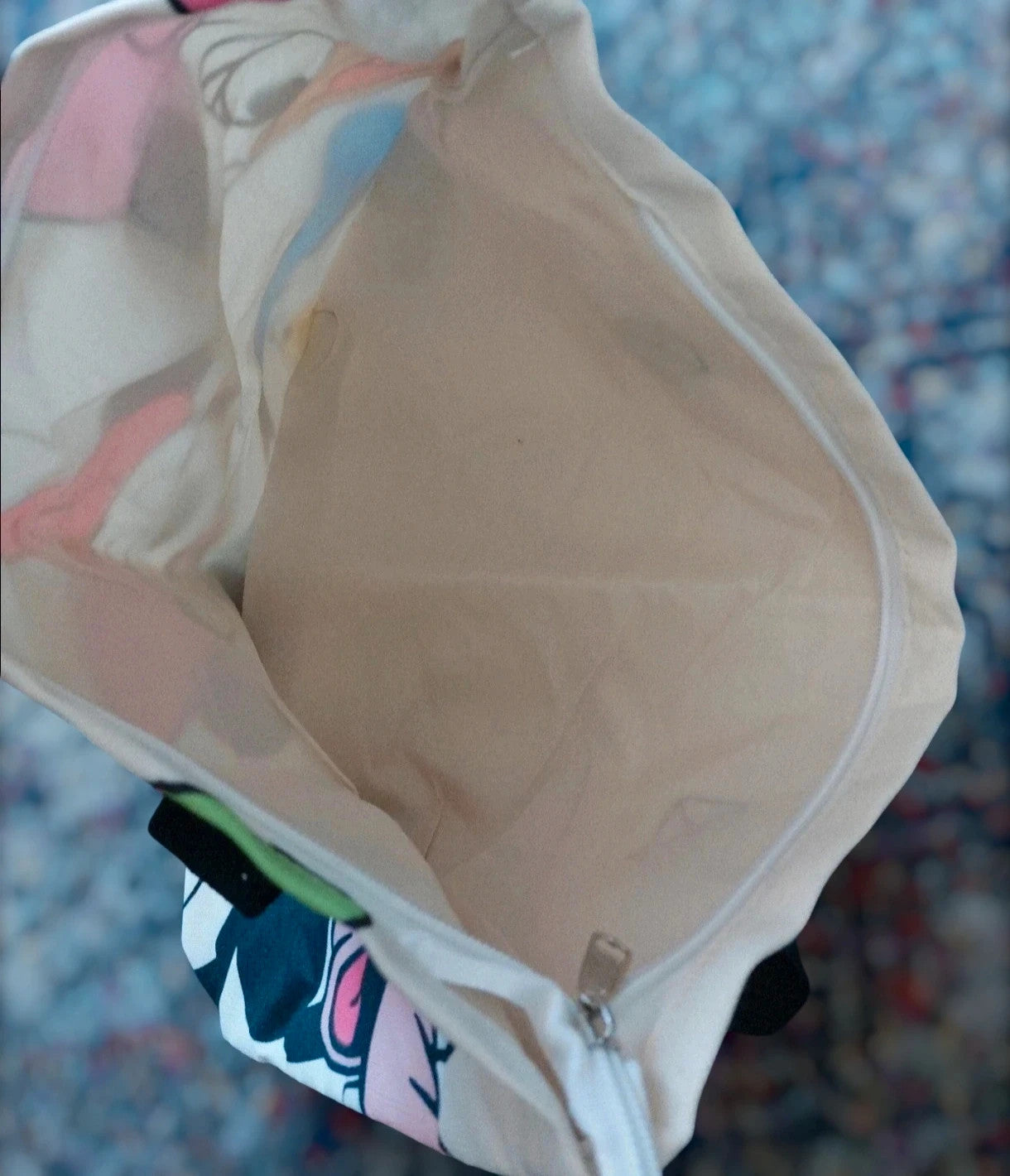 Cartoon cream shopping tote featuring Goofy design and synthetic material.