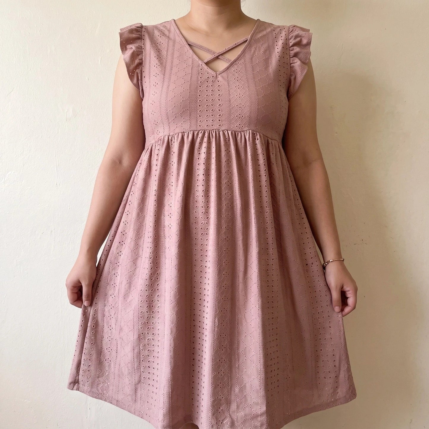 Minikleid pink linen dress with light fabric and summer style details.