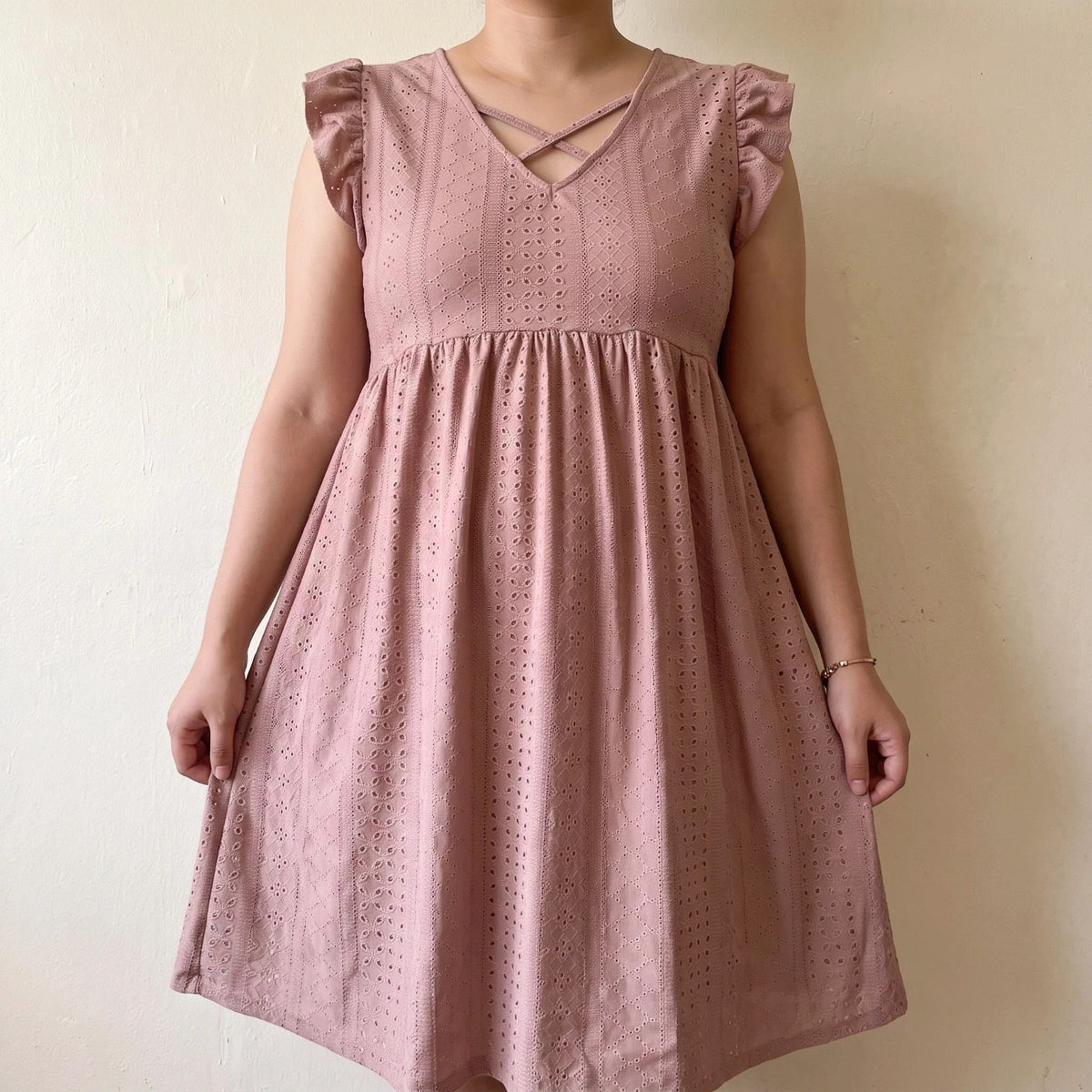 Minikleid pink linen dress with light fabric and summer style details.