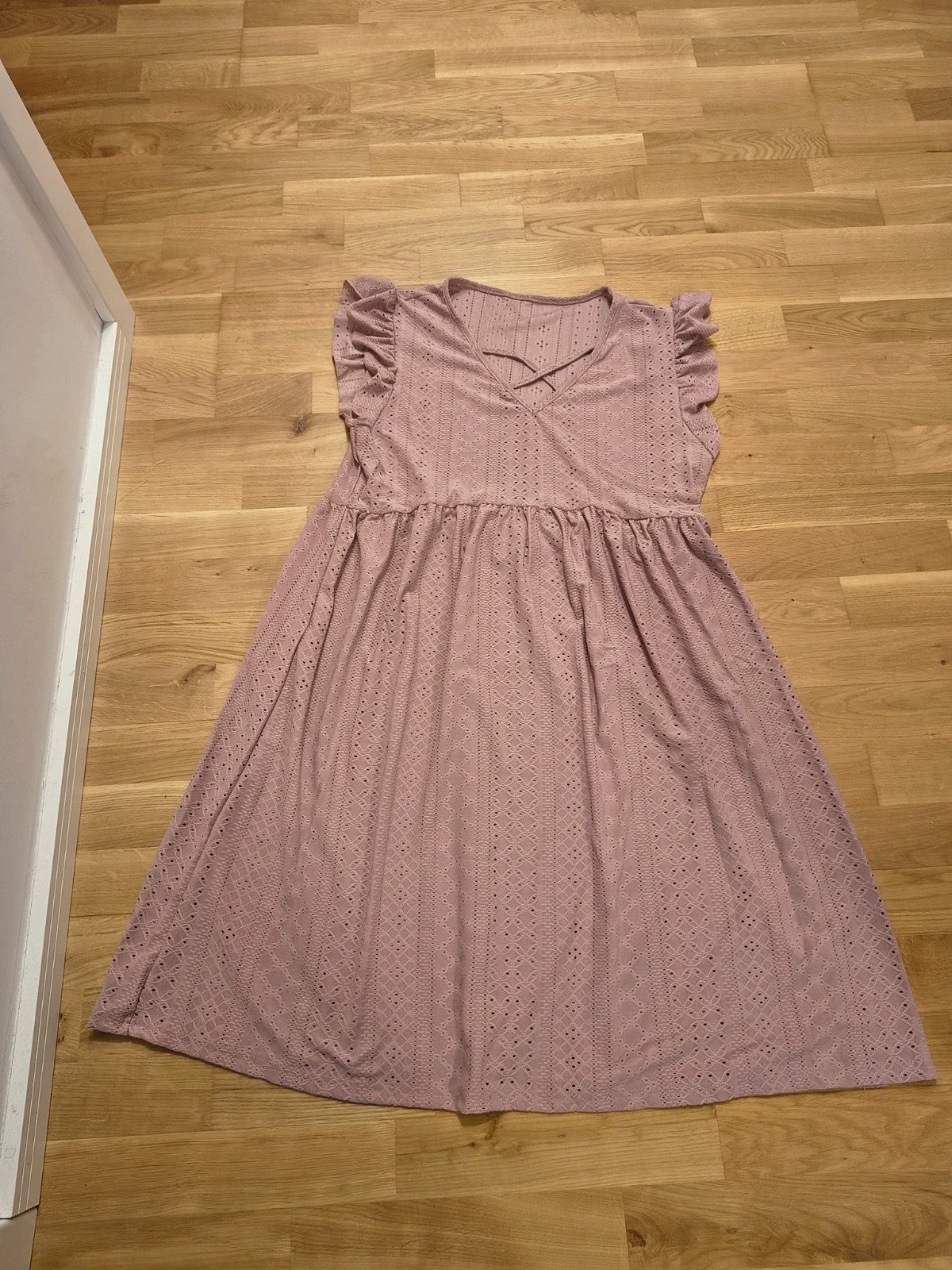 Minikleid pink linen dress with light fabric and summer style details.