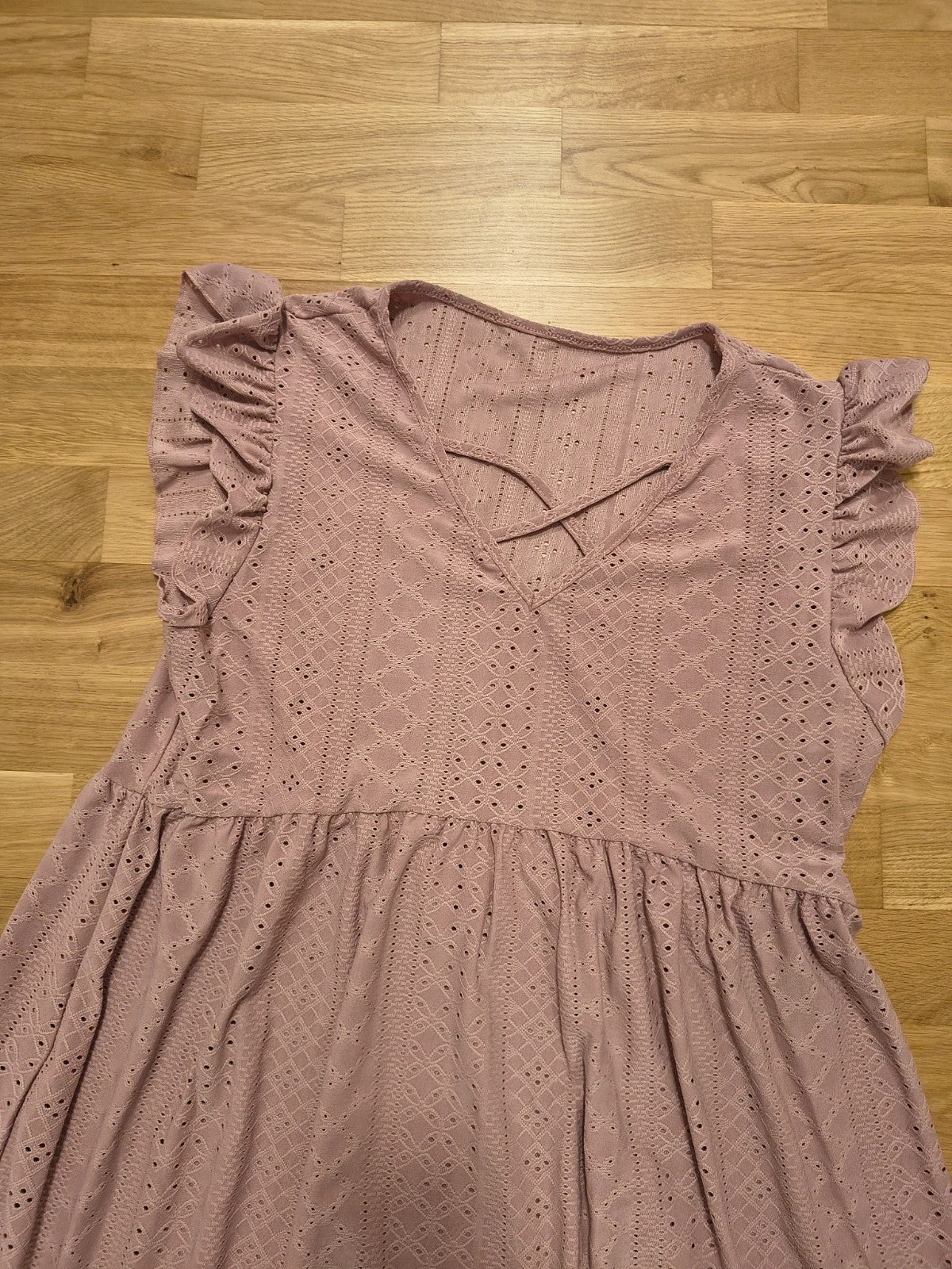 Minikleid pink linen dress with light fabric and summer style details.