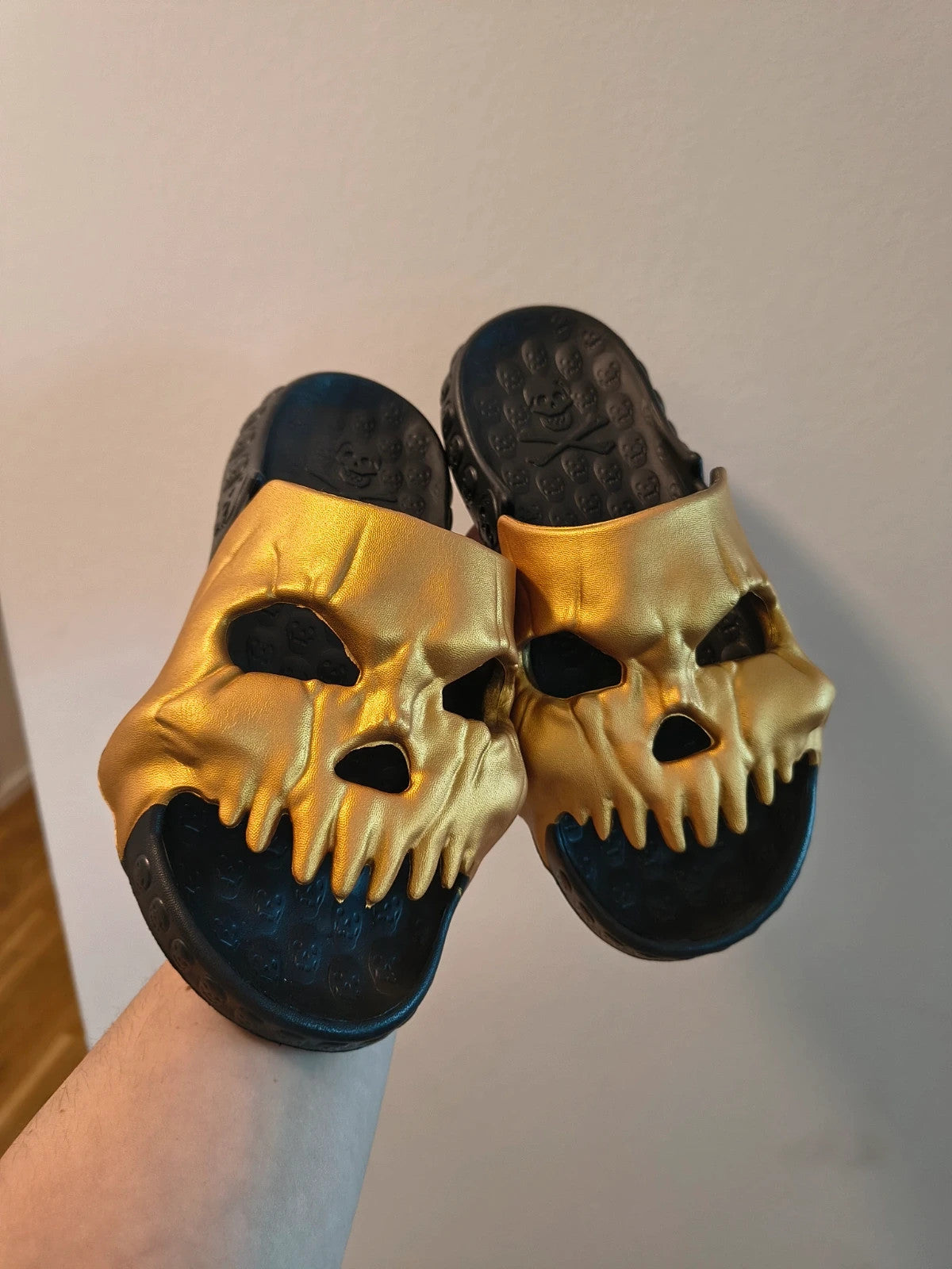 ALS black slides with gold logo, synthetic material, designed for men.