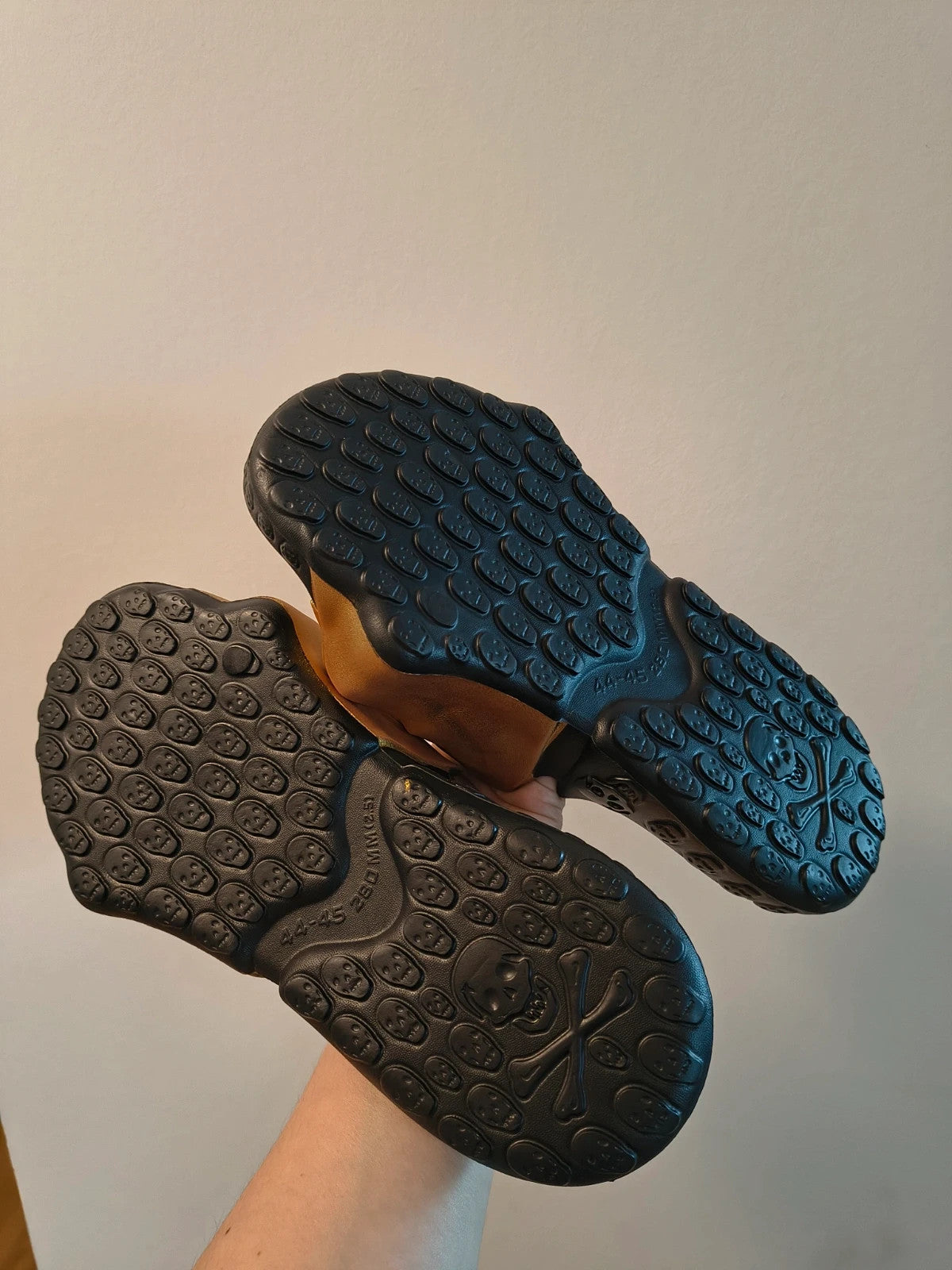 ALS black slides with gold logo, synthetic material, designed for men.