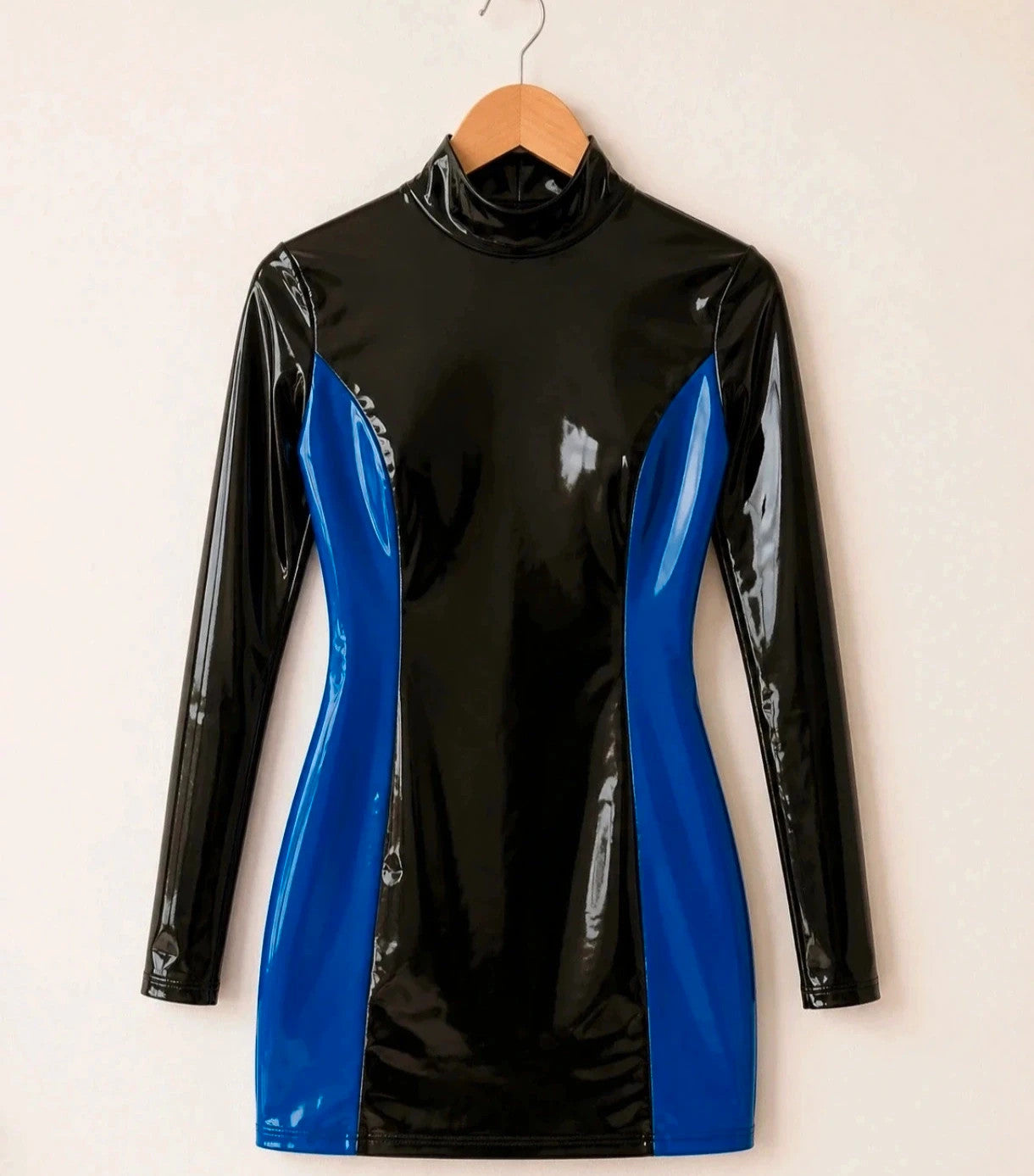 Minikleid black and blue two-tone synthetic dress with shiny vinyl finish.