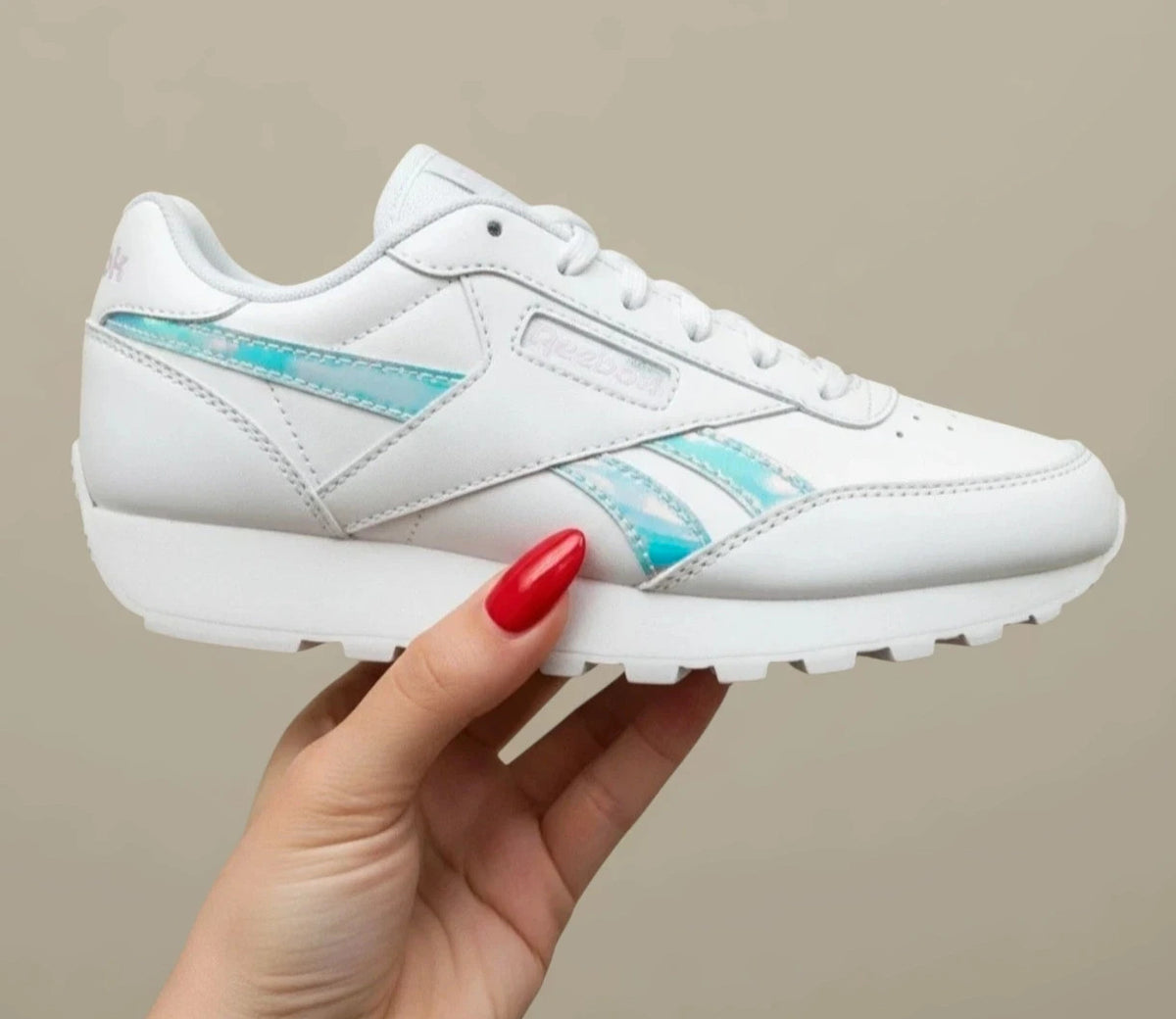 Reebok white trainers with synthetic material and original box, featuring classic design.