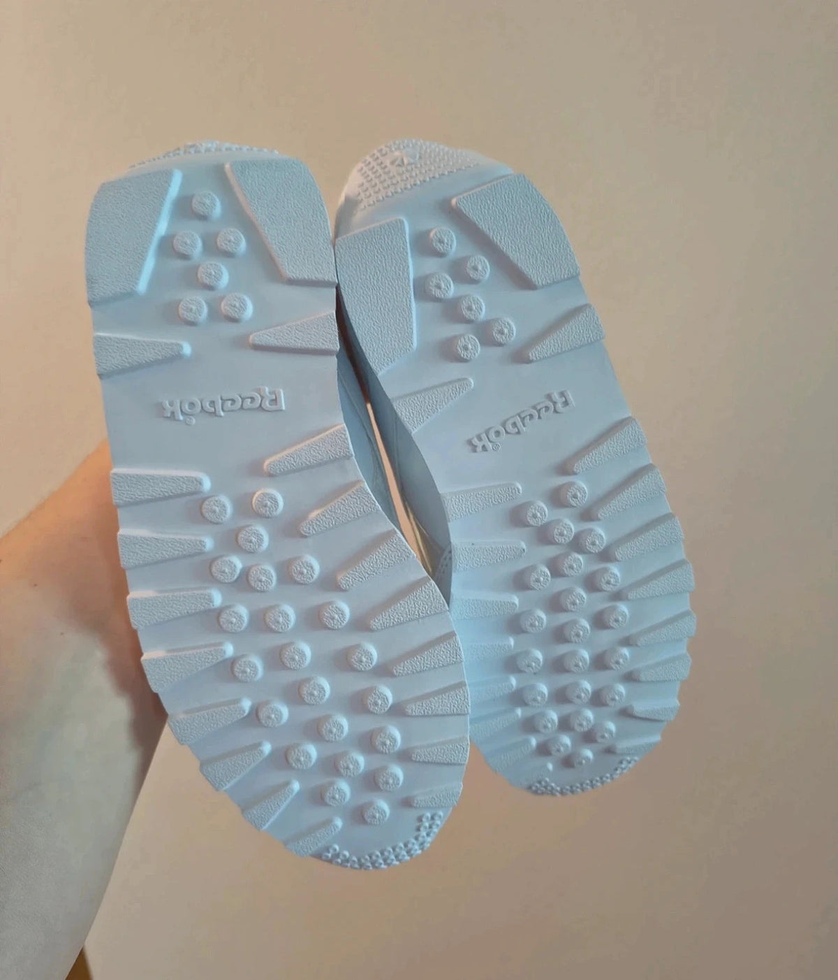 Reebok white trainers with synthetic material and original box, featuring classic design.