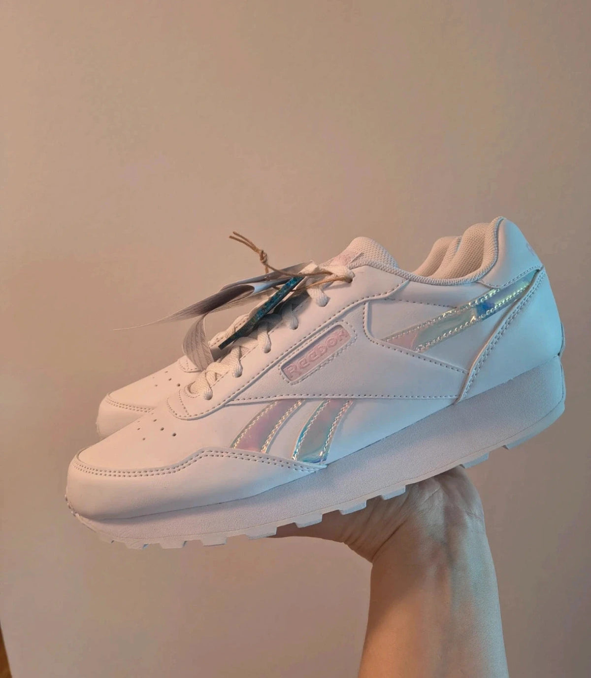 Reebok white trainers with synthetic material and original box, featuring classic design.