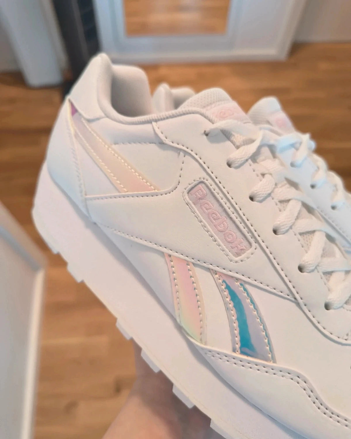 Reebok white trainers with synthetic material and original box, featuring classic design.