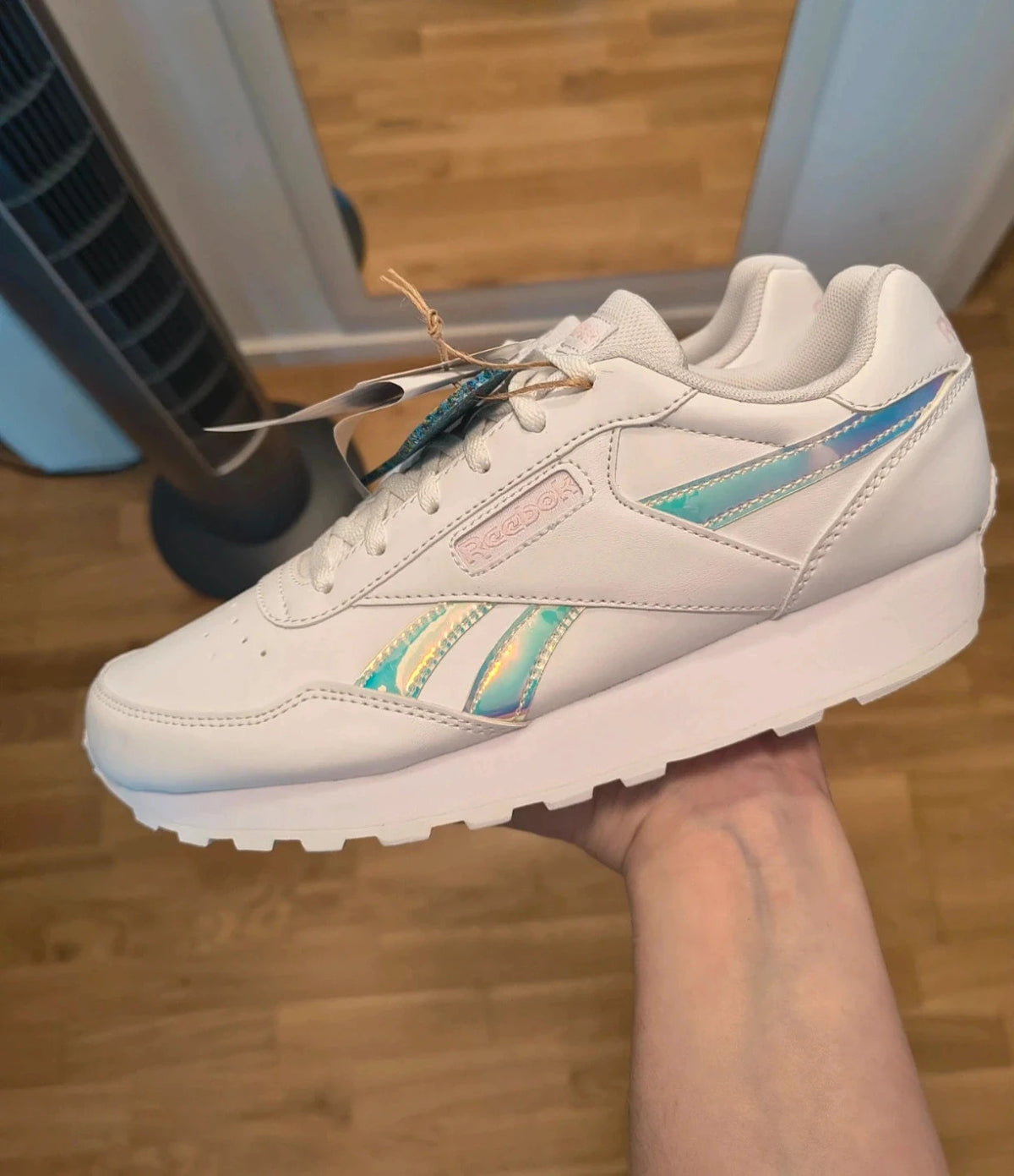 Reebok white trainers with synthetic material and original box, featuring classic design.