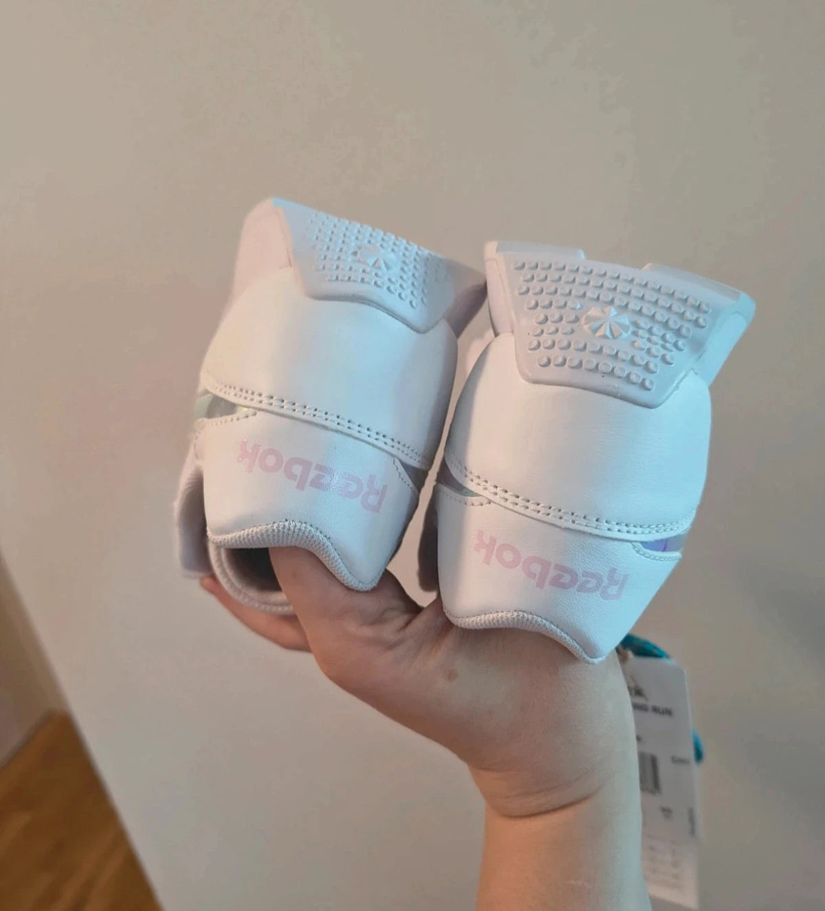 Reebok white trainers with synthetic material and original box, featuring classic design.