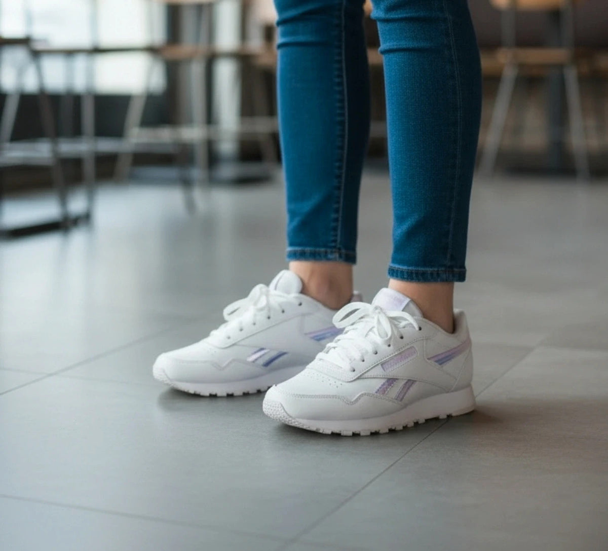 Reebok white trainers with synthetic material and original box, featuring classic design.