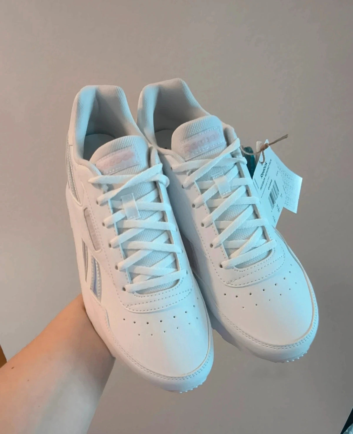 Reebok white trainers with synthetic material and original box, featuring classic design.