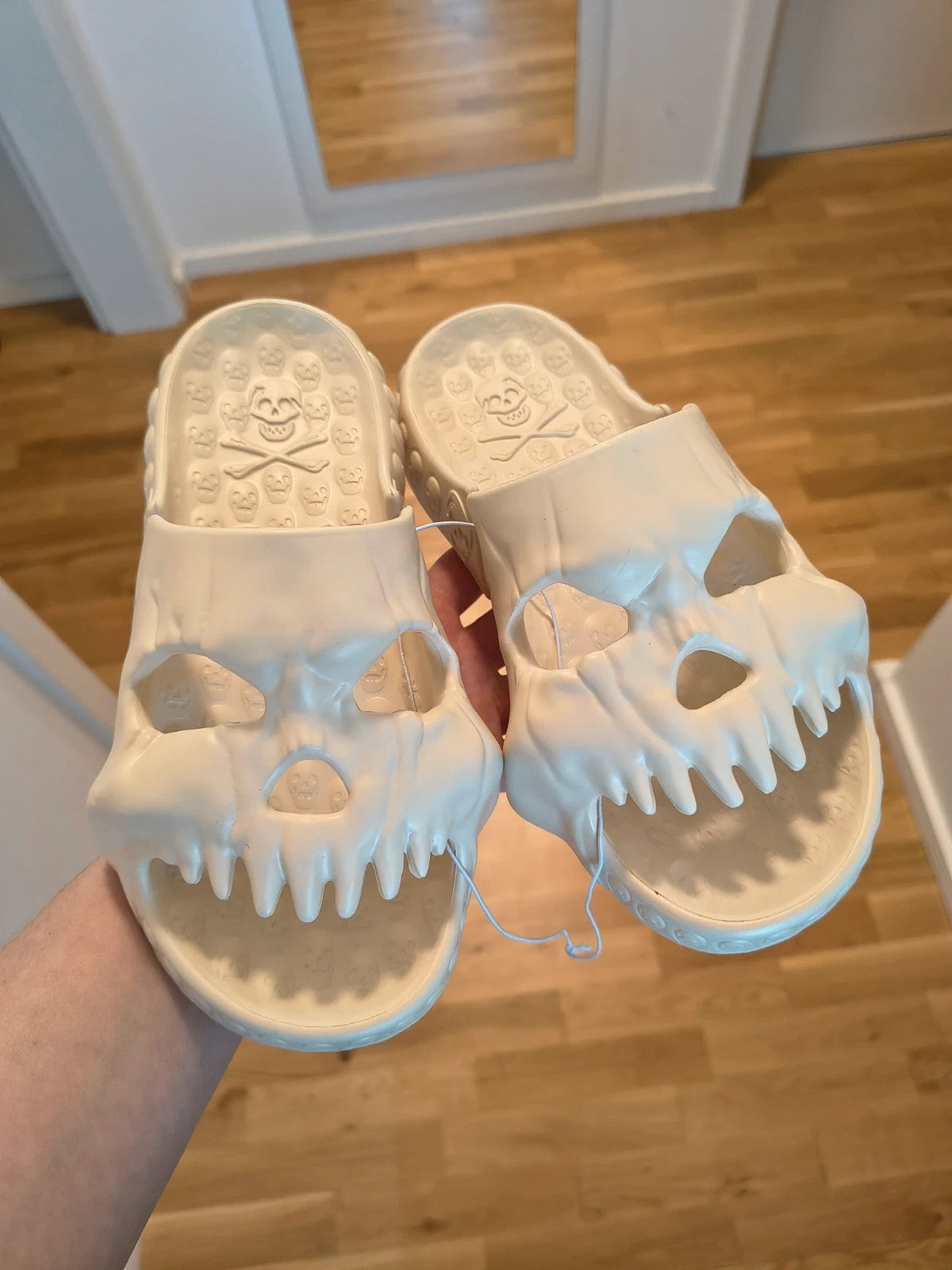 Slipper beige slides with skull pattern, synthetic material, unisex size 38.