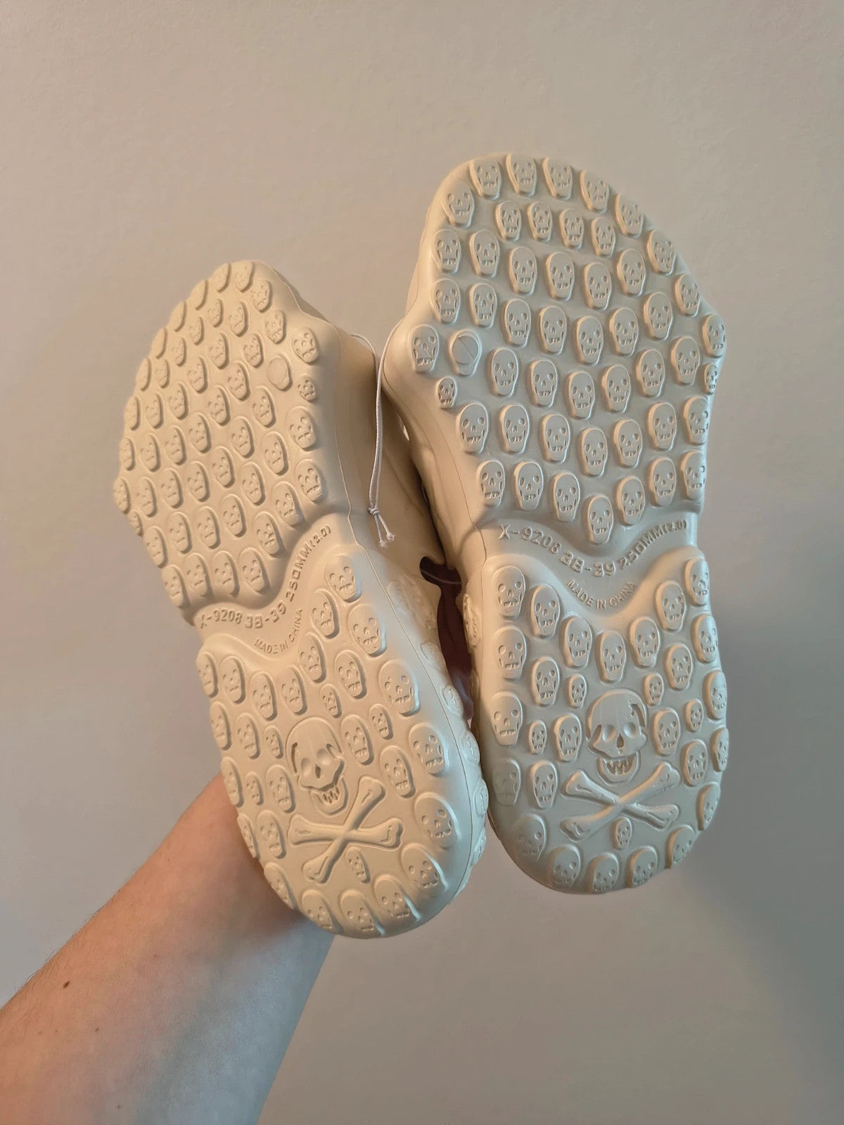 Slipper beige slides with skull pattern, synthetic material, unisex size 38.