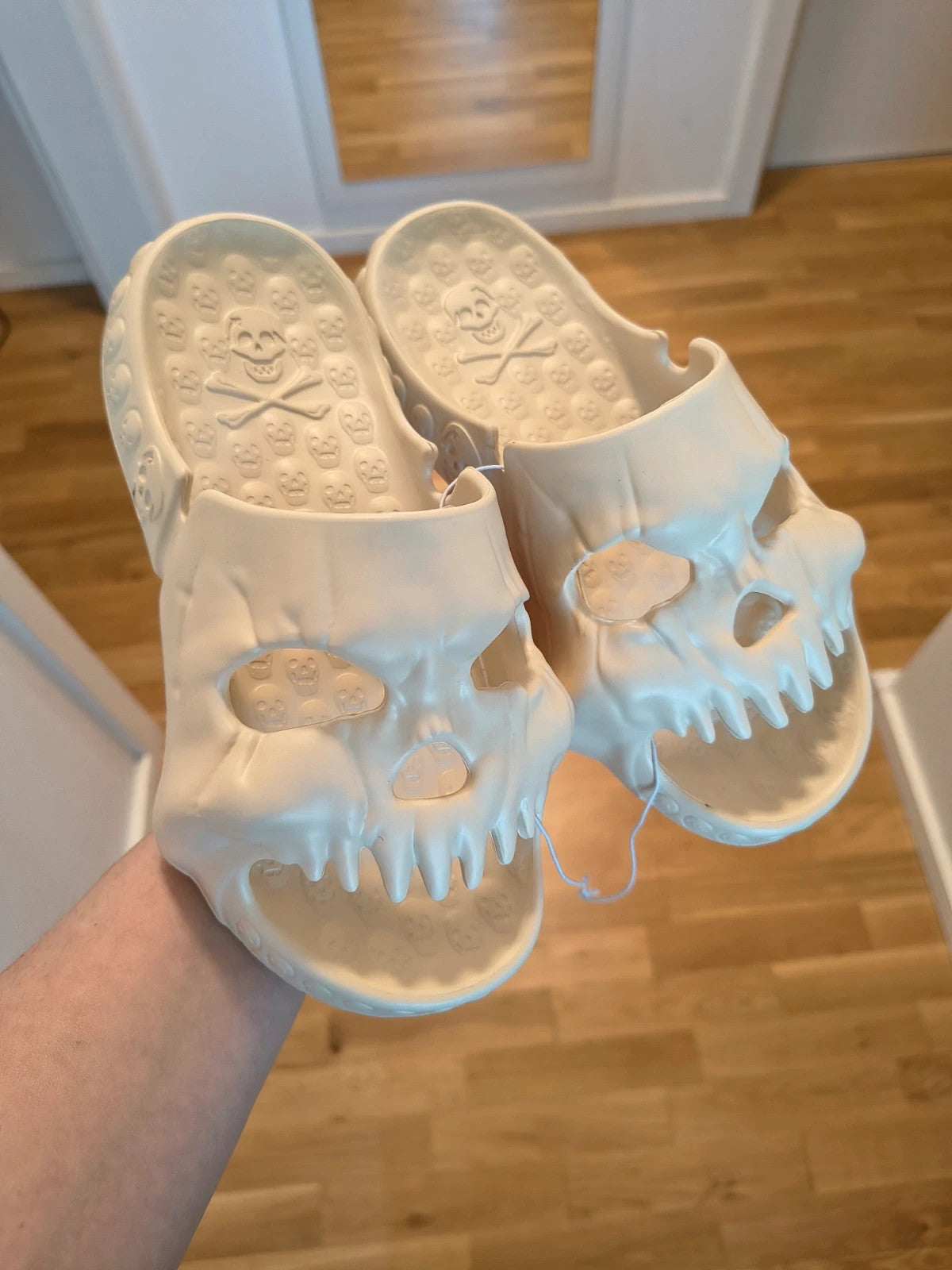 Slipper beige slides with skull pattern, synthetic material, unisex size 38.