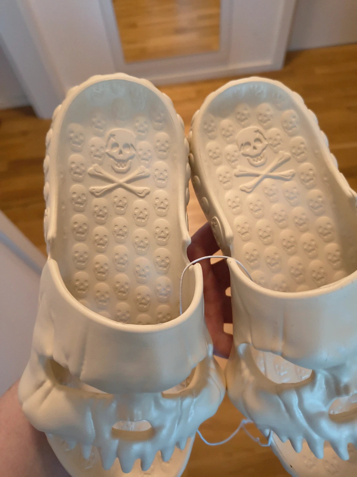 Slipper beige slides with skull pattern, synthetic material, unisex size 38.