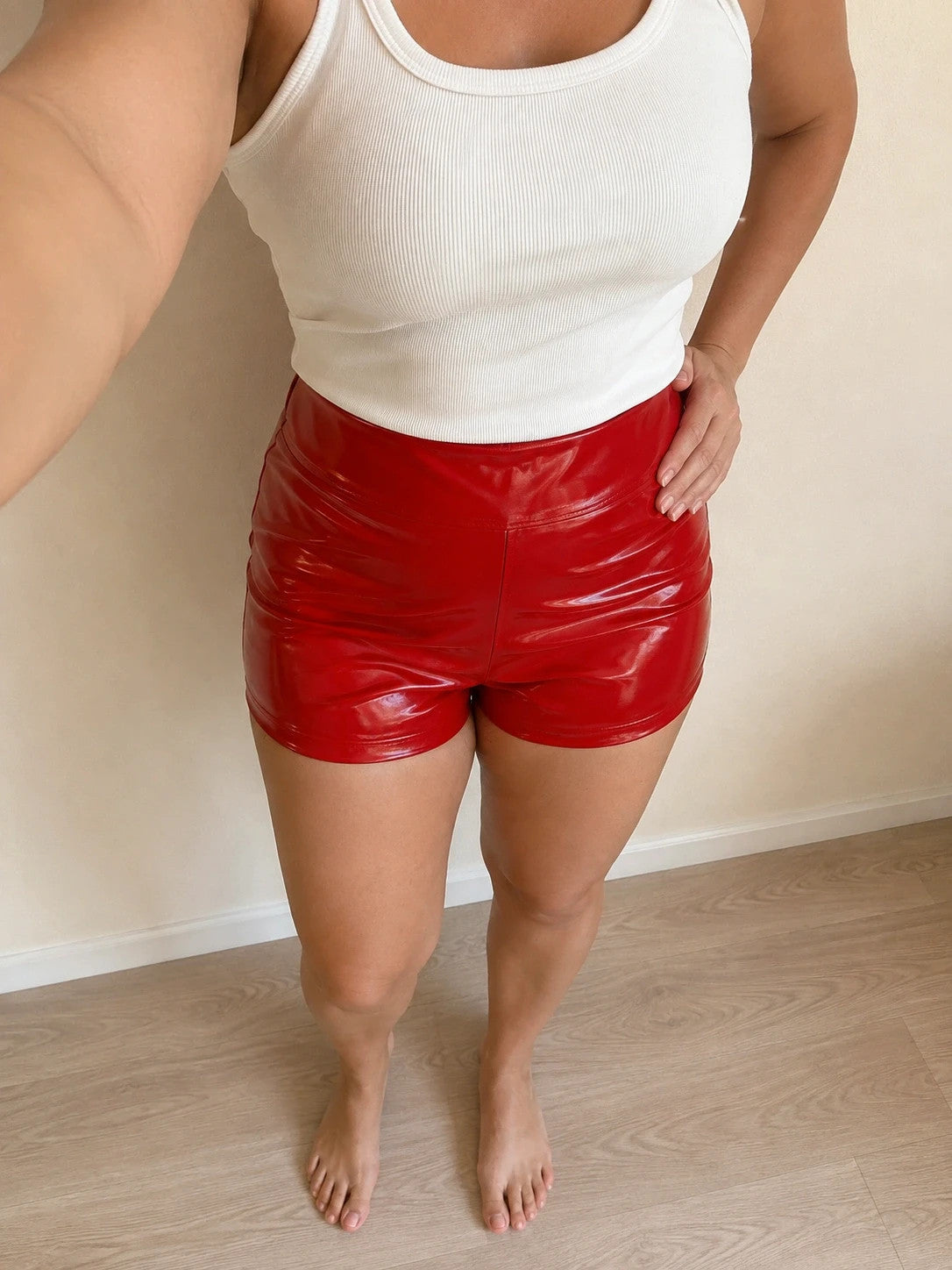 Rote Wetlook pajama shorts high-waist shiny finish, figure-hugging design.