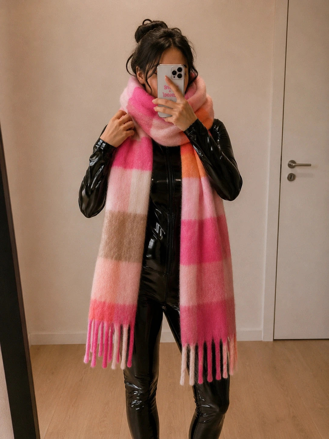 XXL multi-coloured scarf with check pattern and long fringes, soft polyester blend.