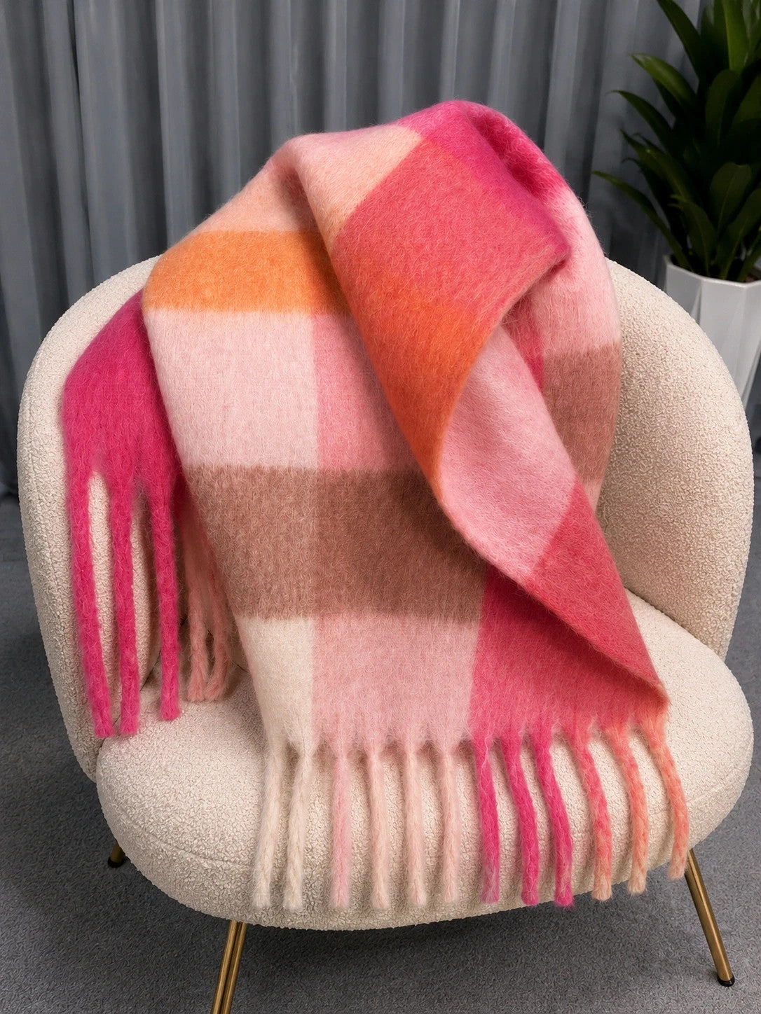 XXL multi-coloured scarf with check pattern and long fringes, soft polyester blend.