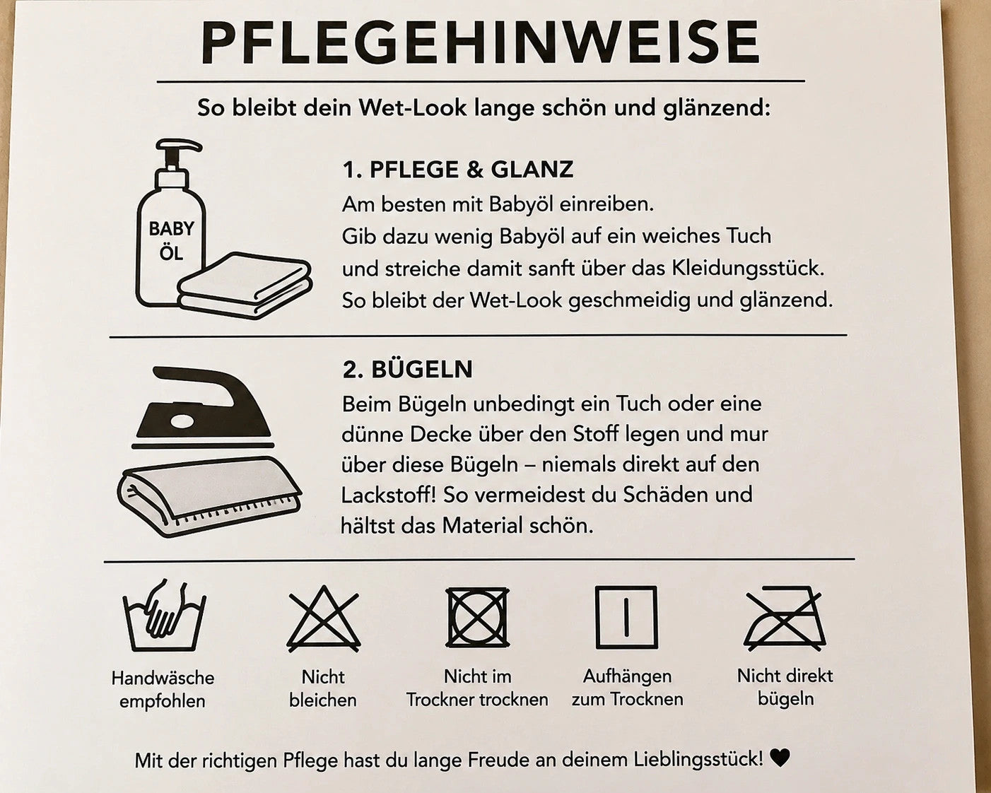 Schwarzes Wet-Look Kleid mit hohem Kragen, gerafften Schultern und Rüschen-Saum.