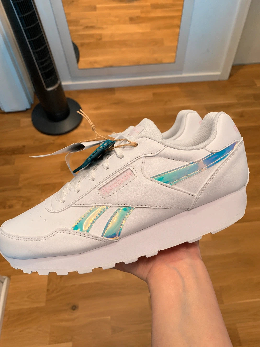 Reebok white trainers with iridescent accents and logo, synthetic material, size 36.