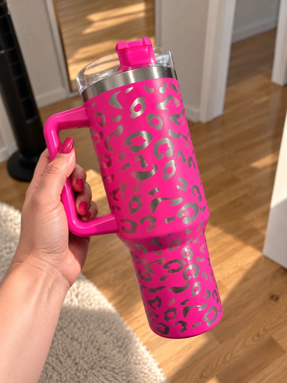 Thermoskanne pink tumbler with silver leopard print and handle, 1200 ml capacity.