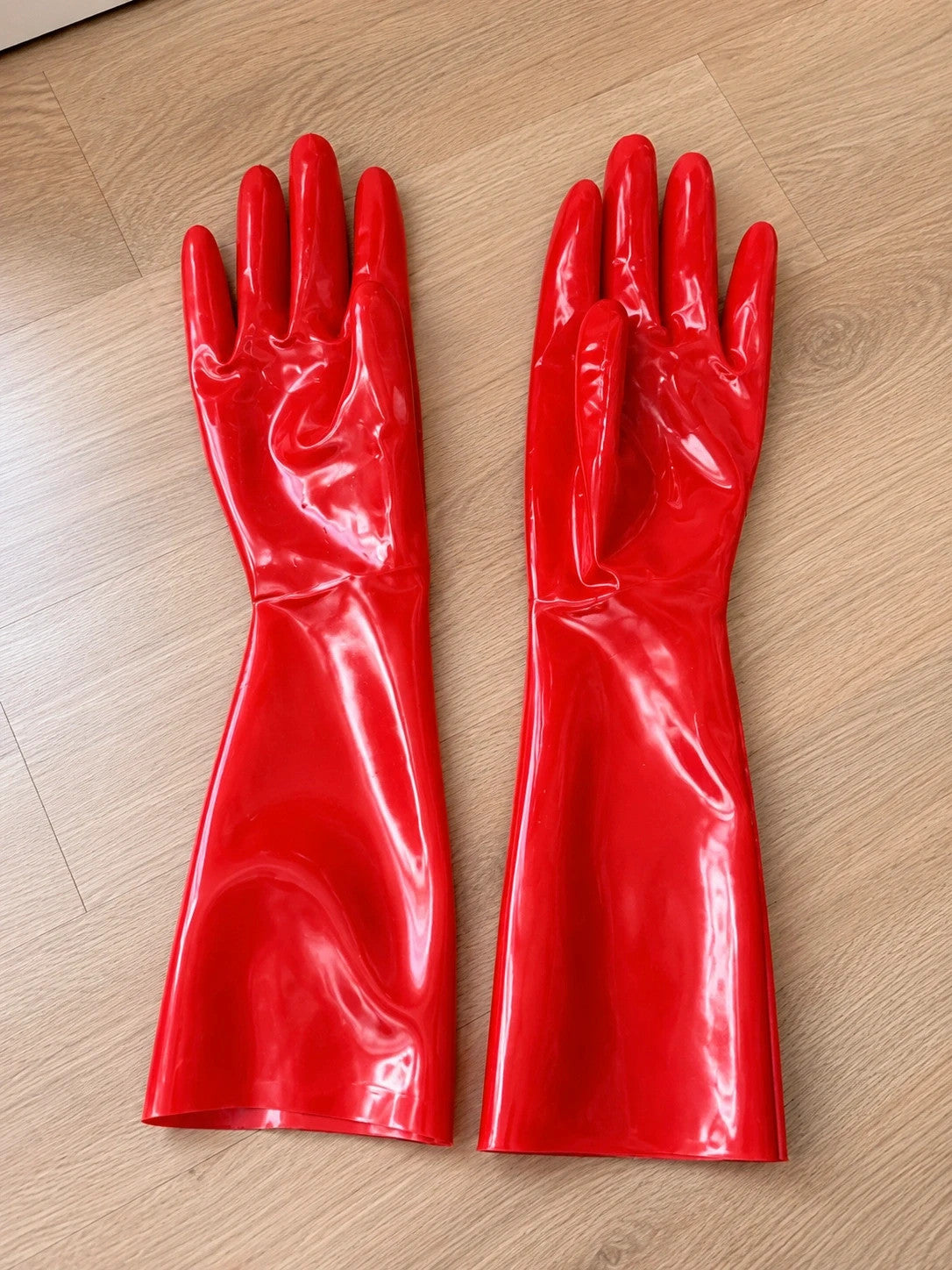 Herren red latex gloves long shiny finish elegant fit for unisex costumes