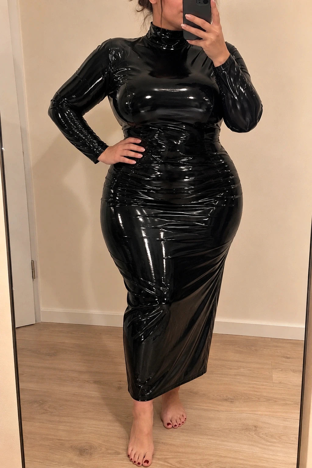 Schwarzes Maxikleid aus PU-Leder, glänzende Wetlook-Optik, figurbetont mit hohem Kragen.