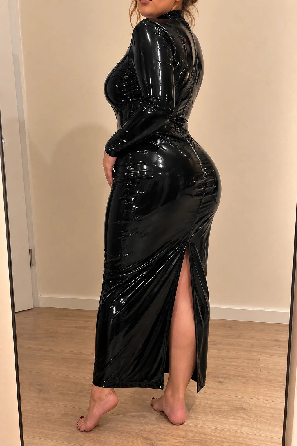 Schwarzes Maxikleid aus PU-Leder, glänzende Wetlook-Optik, figurbetont mit hohem Kragen.