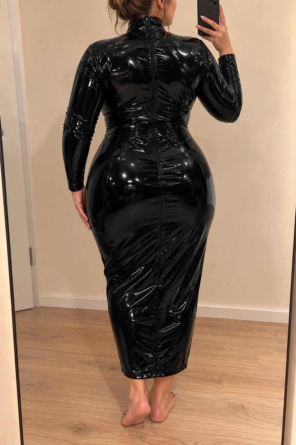 Schwarzes Maxikleid aus PU-Leder, glänzende Wetlook-Optik, figurbetont mit hohem Kragen.