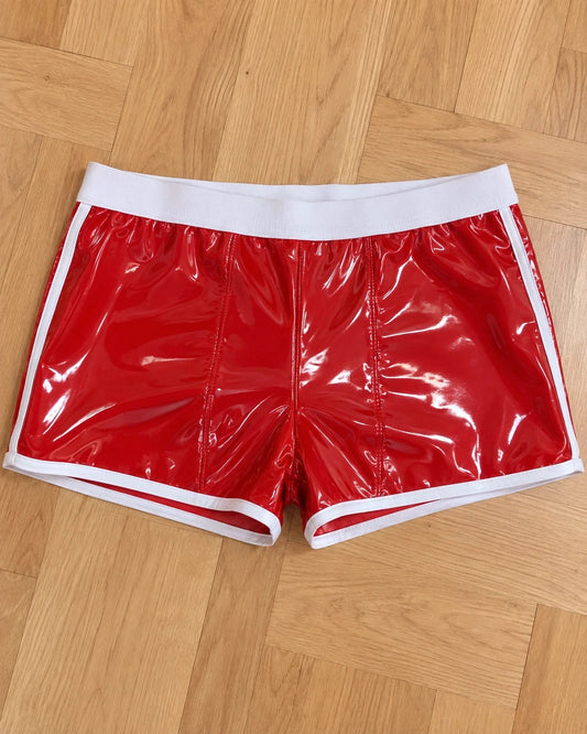 Herren red shorts glossy finish with white contrast details and elastic waistband.