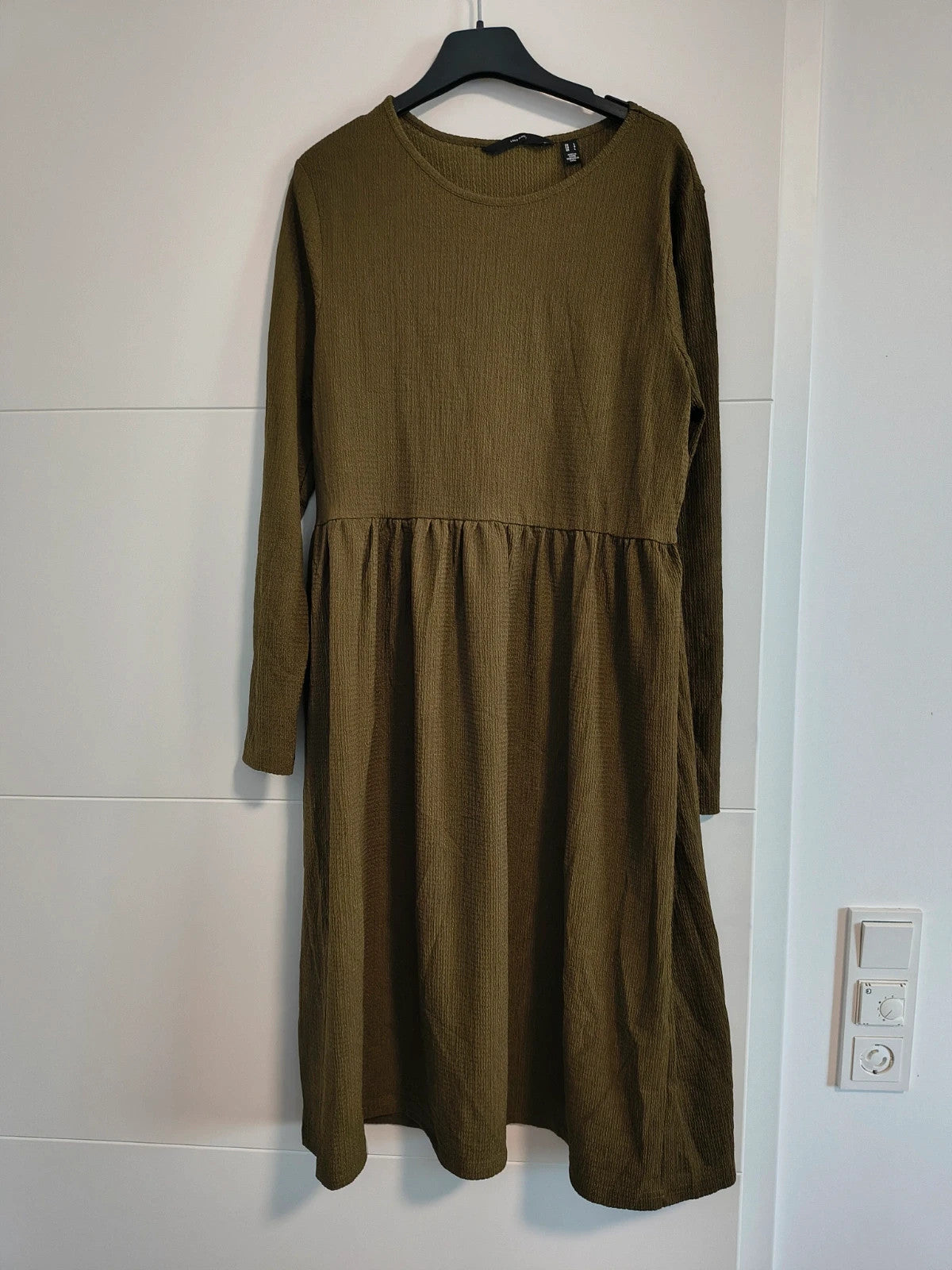 VERO MODA khaki linen maxi dress with long sleeves and round neckline, new with tag.