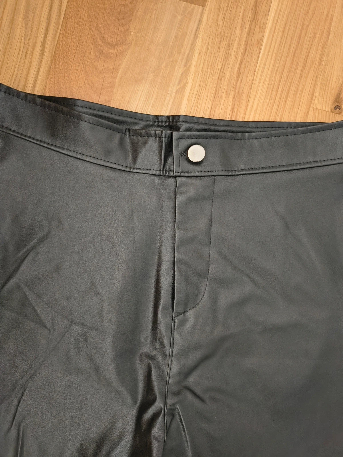 hoch black high waist shorts faux leather look, fitted style, no belt loops.
