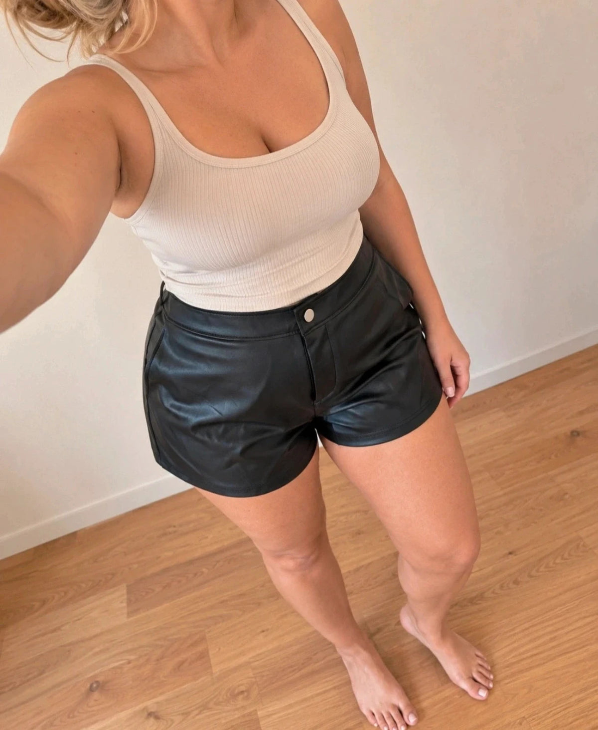 hoch black high waist shorts faux leather look, fitted style, no belt loops.